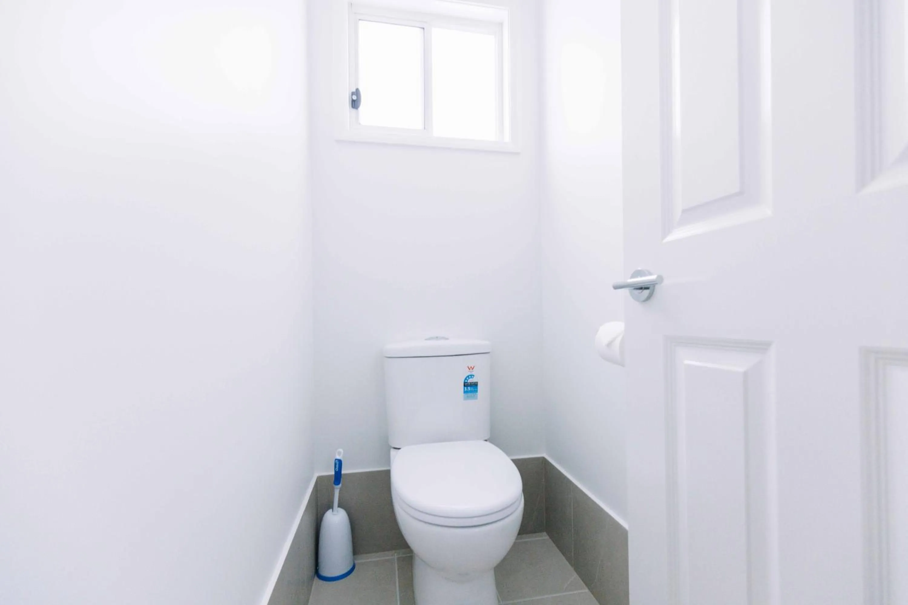 Toilet in Club Old Bar Motel