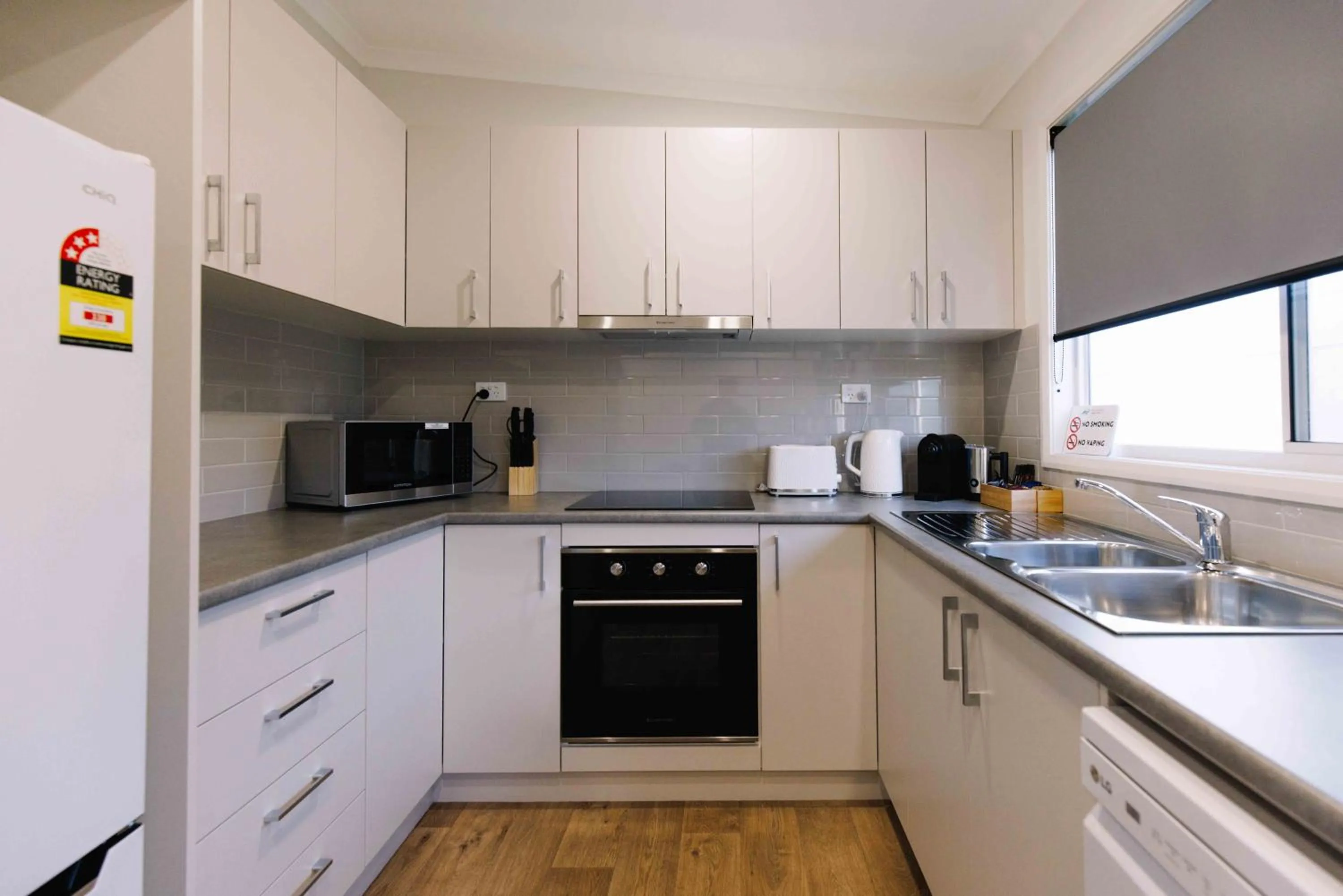 Kitchen or kitchenette in Club Old Bar Motel