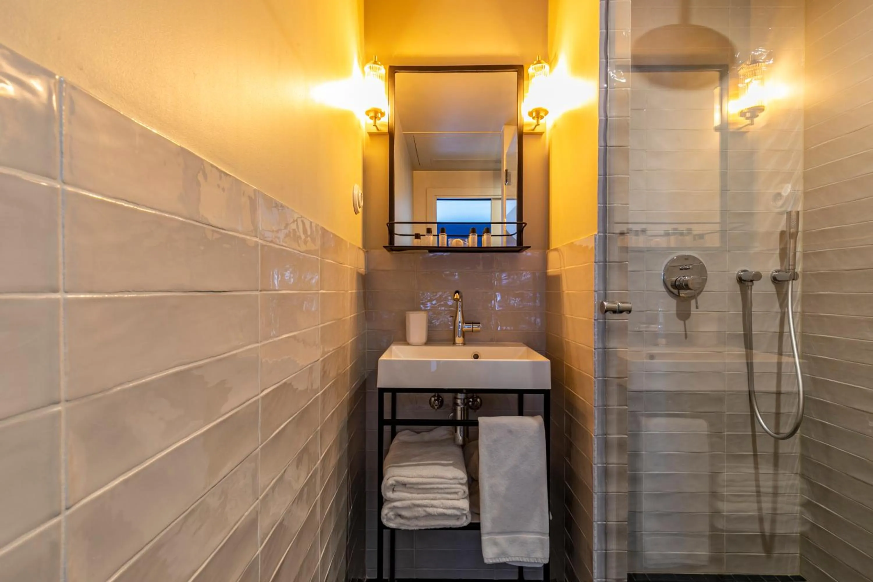 Shower in Maison Barbès