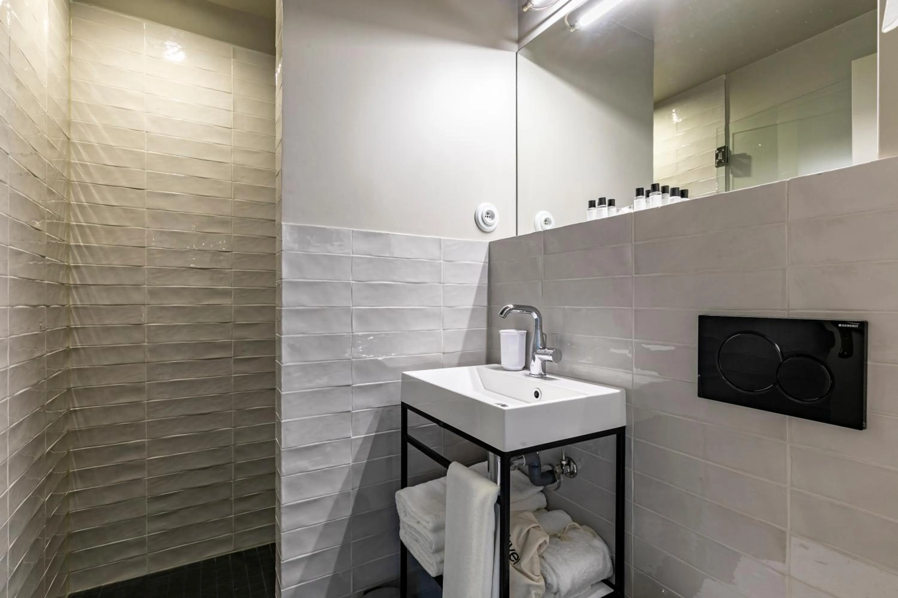 Shower in Maison Barbès