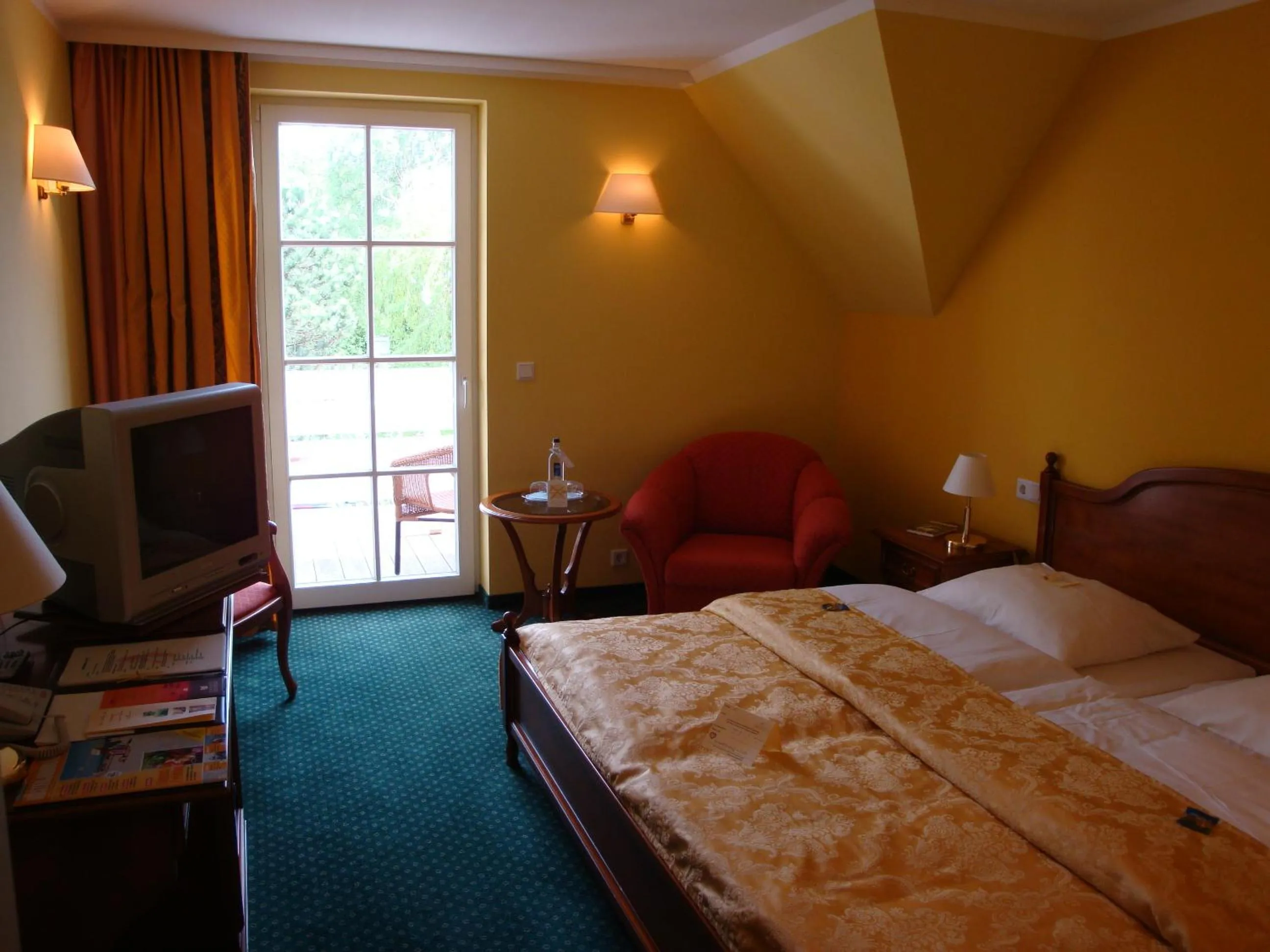 Photo of the whole room, Bed in Strandhotel Deichgraf Graal-Müritz