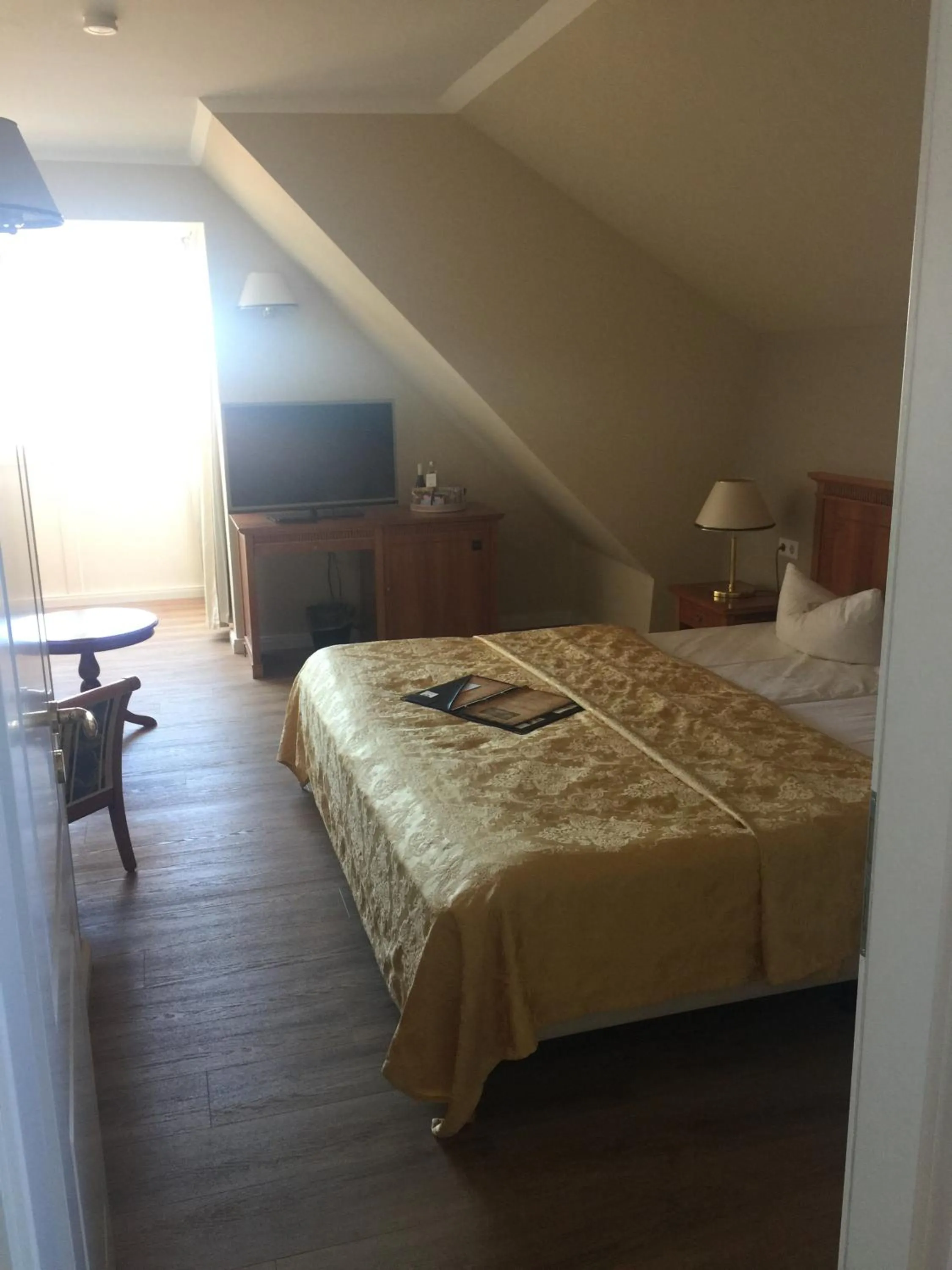 Photo of the whole room, Bed in Strandhotel Deichgraf Graal-Müritz