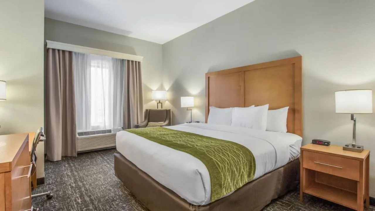 Photo of the whole room, Bed in Comfort Inn