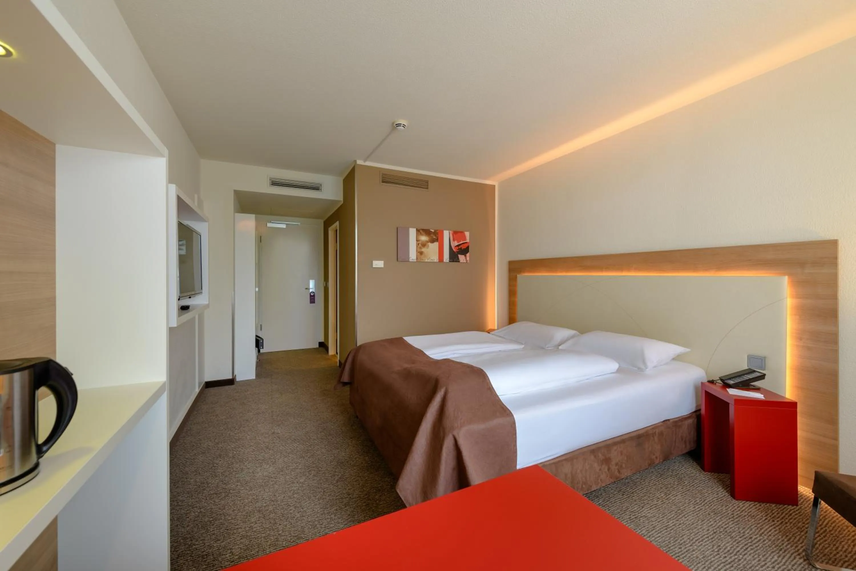 Coffee/tea facilities, Bed in Mercure Hotel Stuttgart Airport Messe