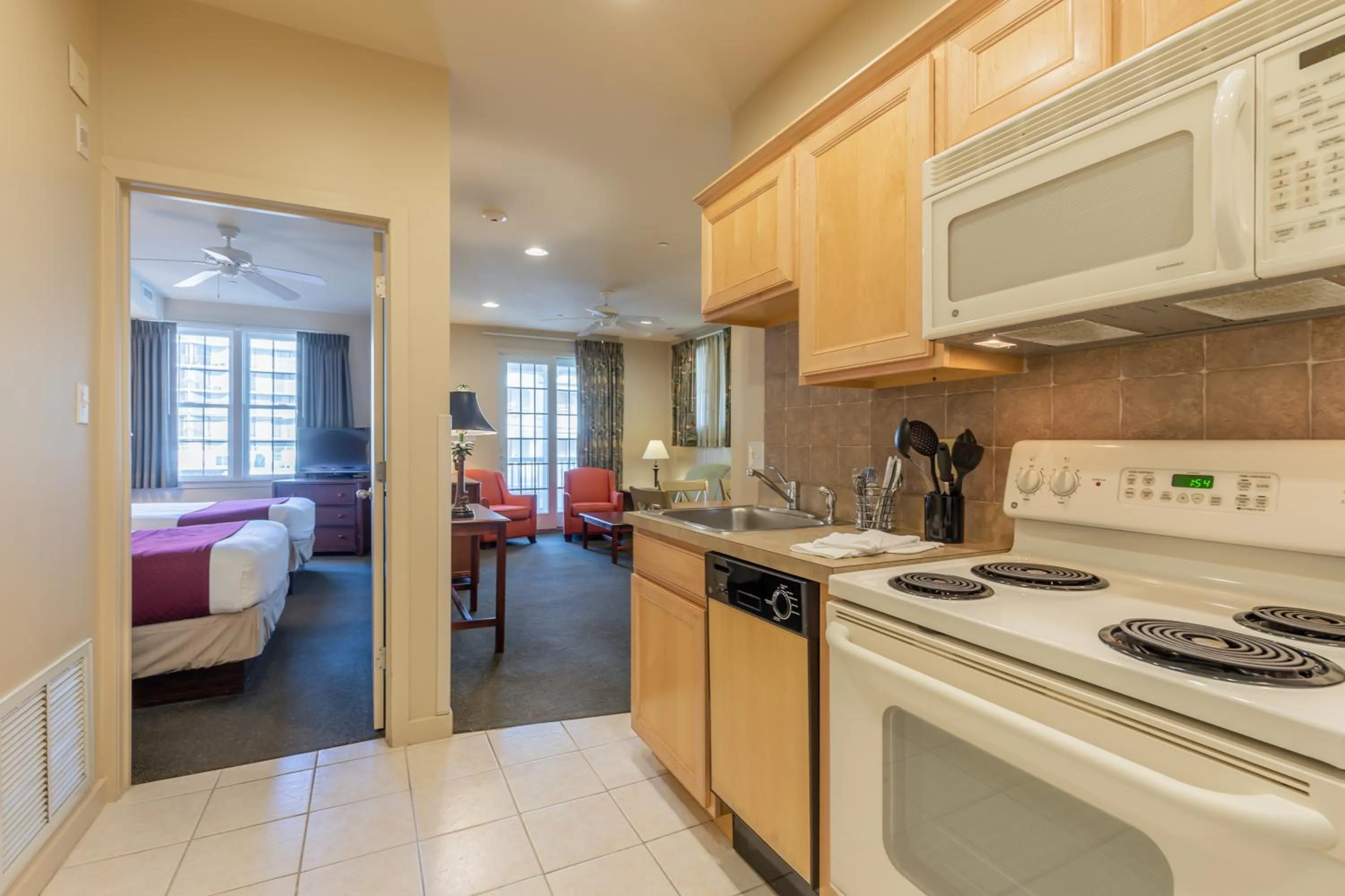 Kitchen or kitchenette in Ebb Tide Suites