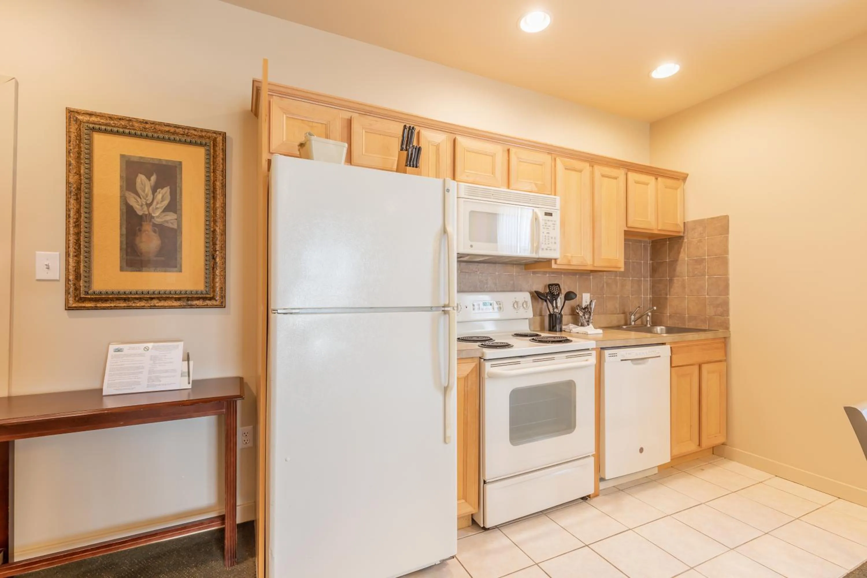 Kitchen or kitchenette in Ebb Tide Suites