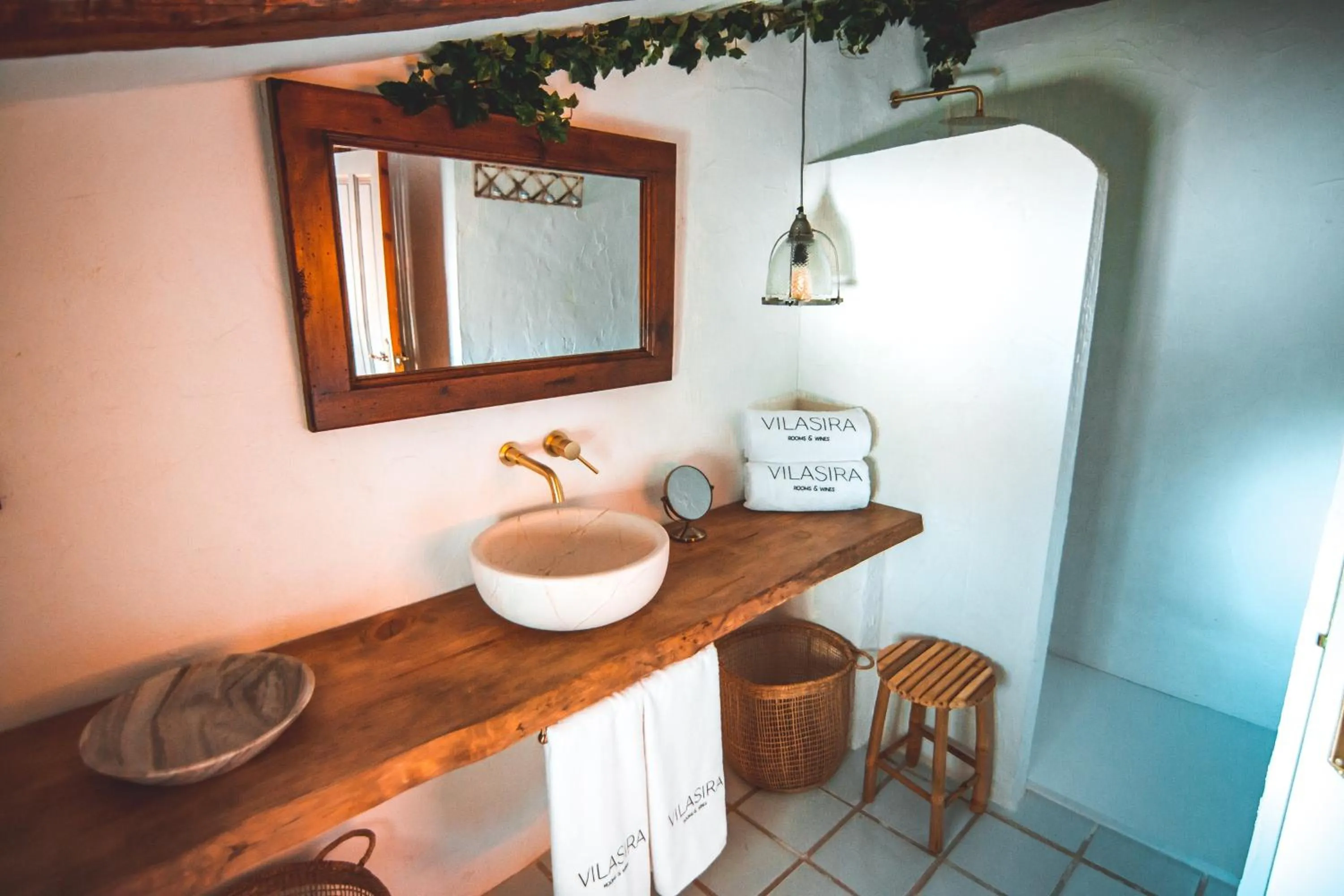 VILASIRA ( Rooms & Wines )