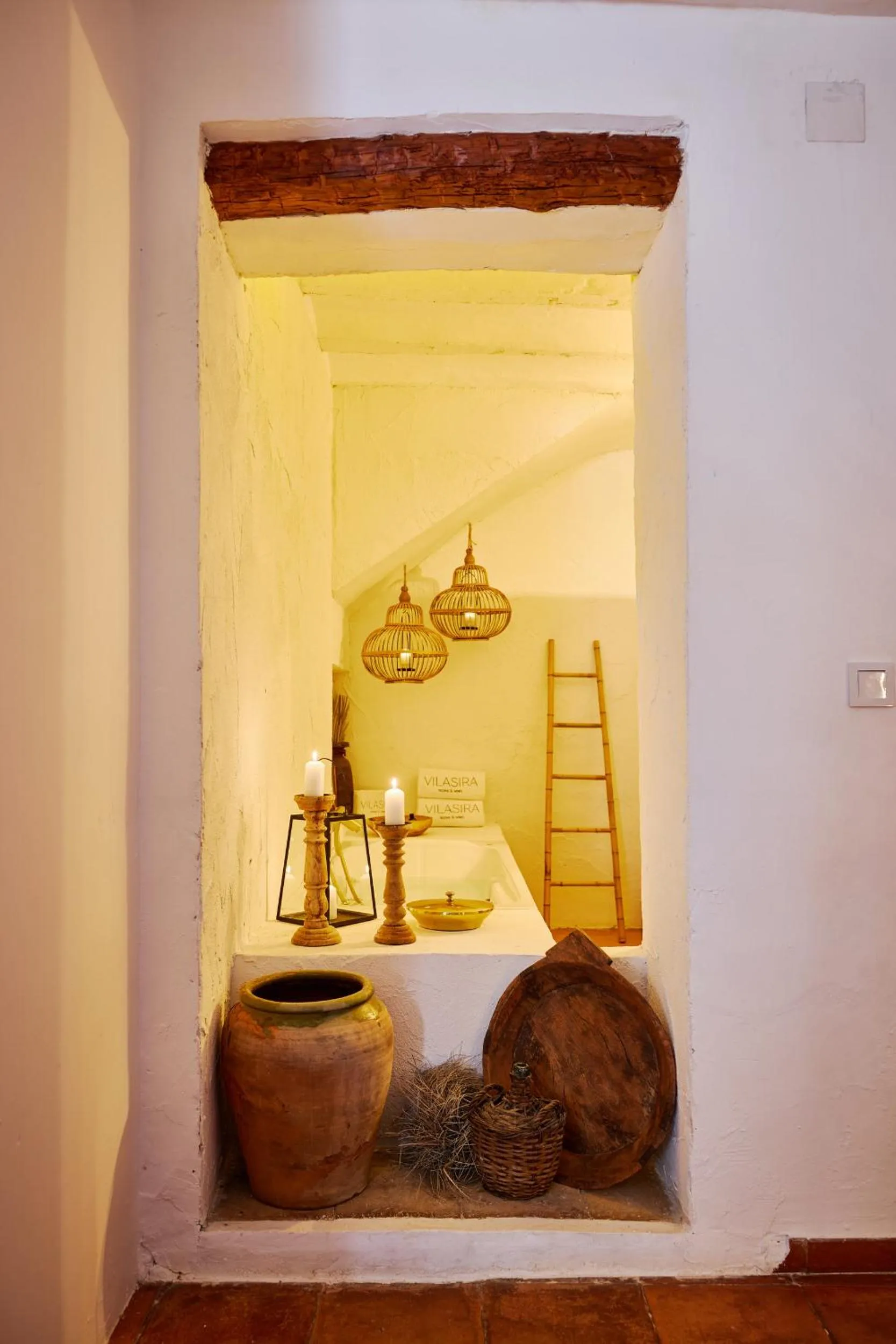 VILASIRA ( Rooms & Wines )