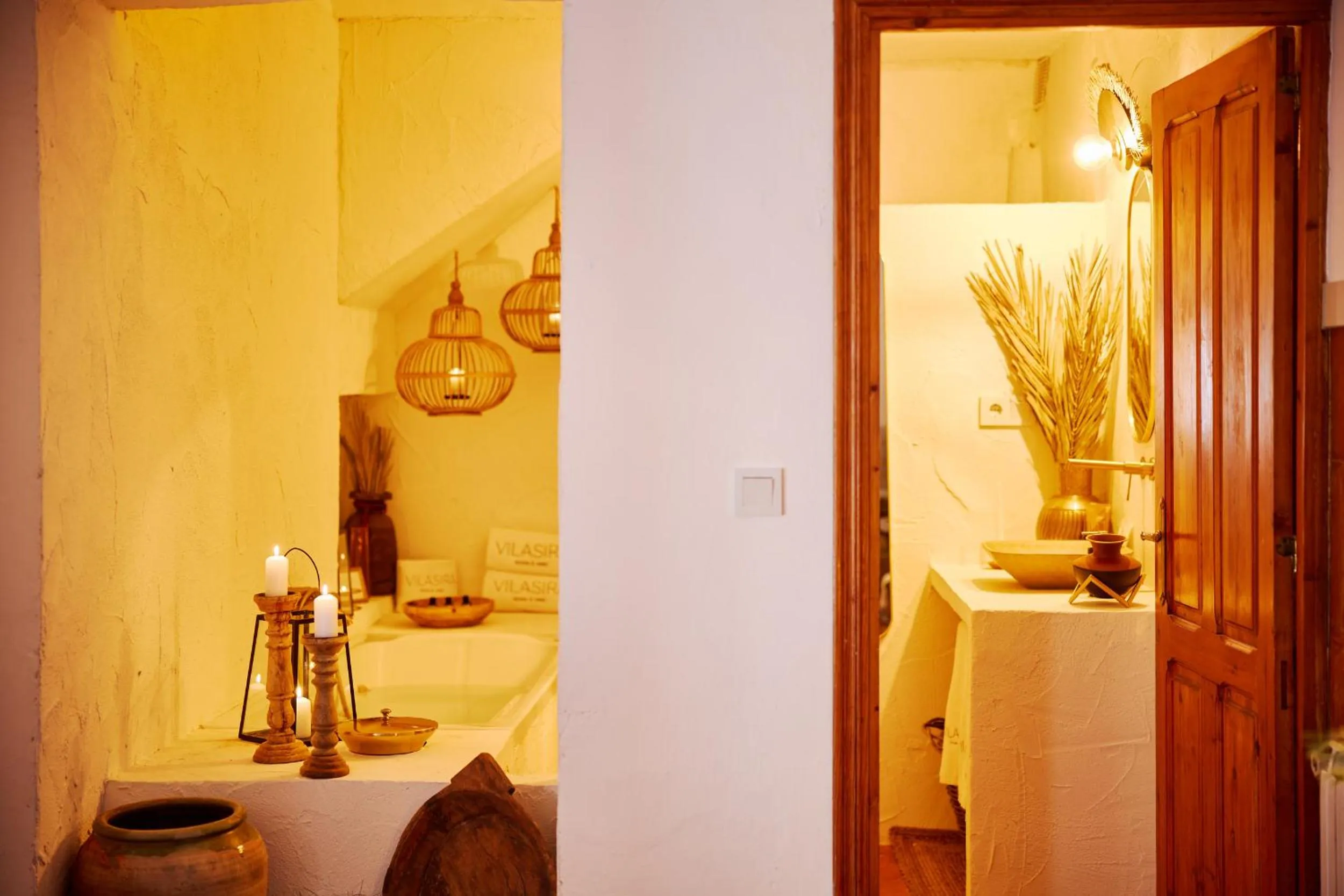 VILASIRA ( Rooms & Wines )