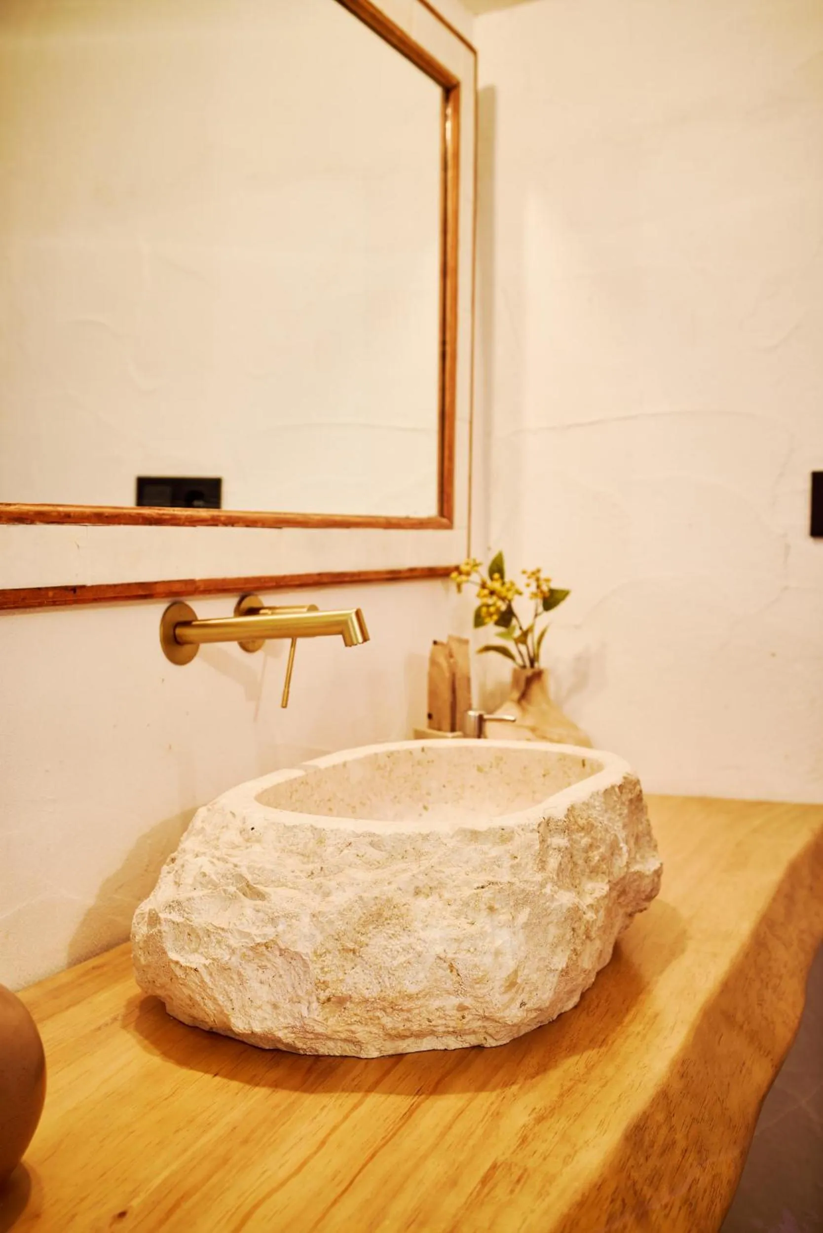 VILASIRA ( Rooms & Wines )