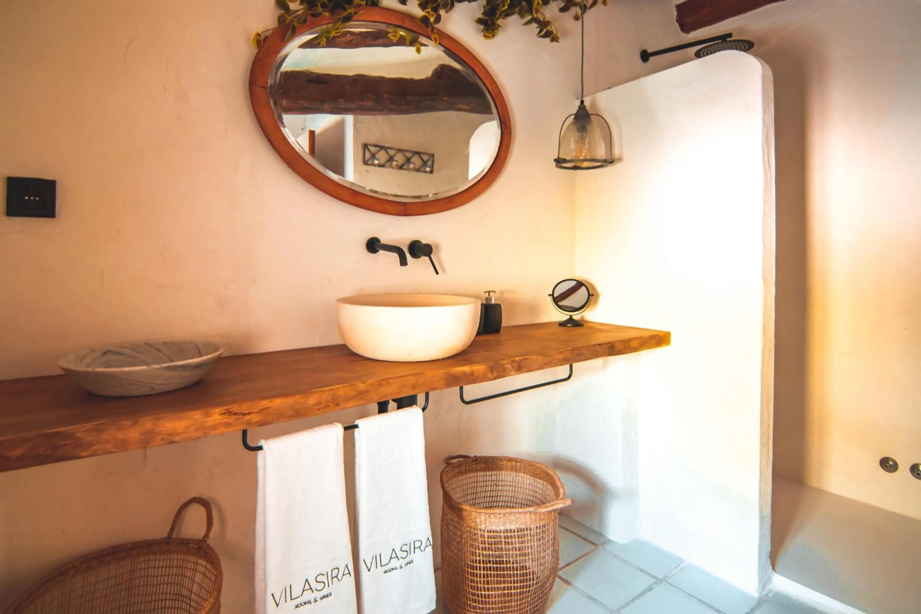 VILASIRA ( Rooms & Wines )