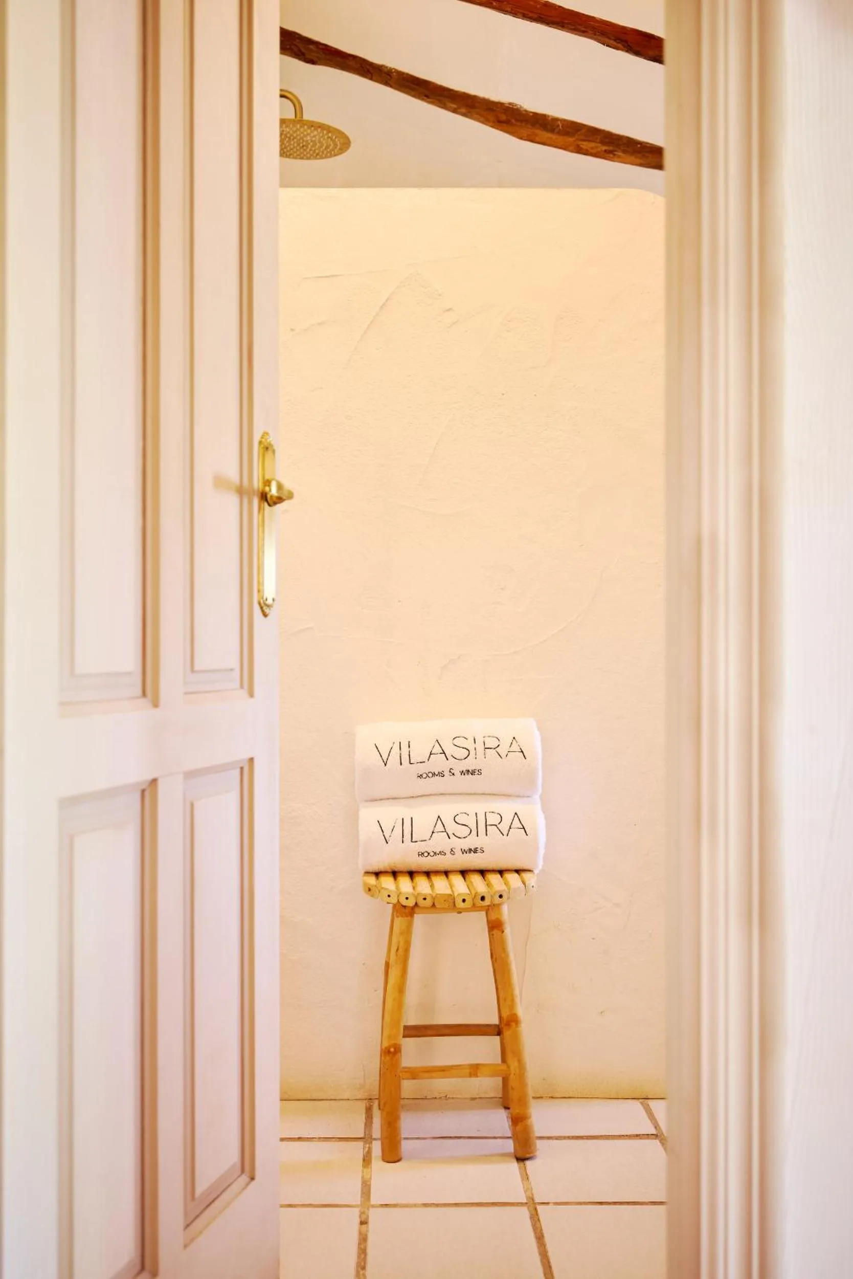 VILASIRA ( Rooms & Wines )