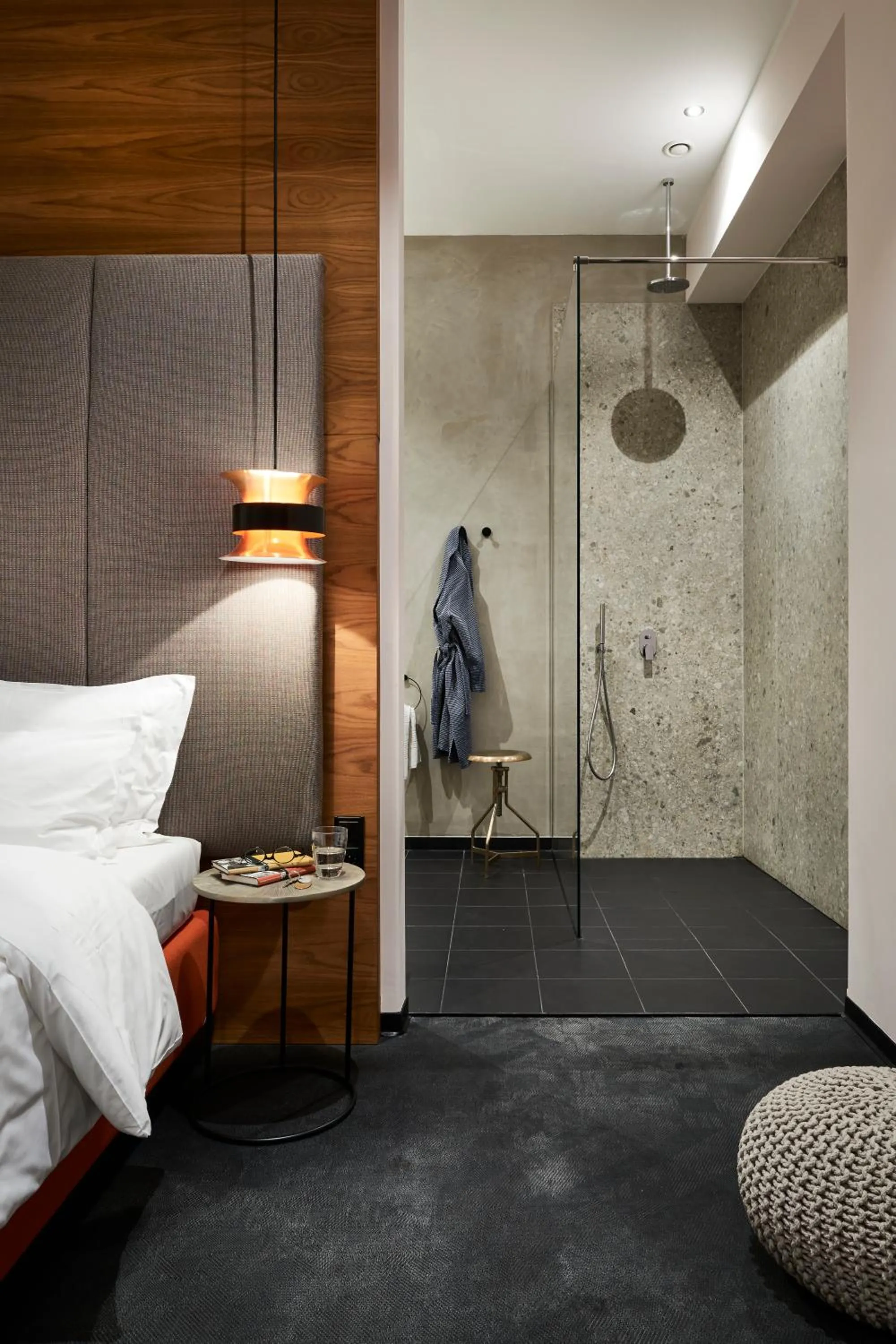 Shower, Bed in Hotel Neuer Fritz