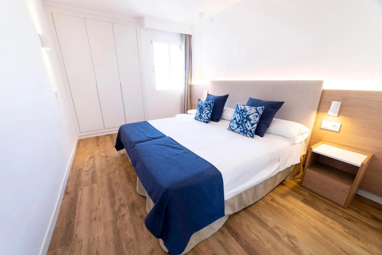 Photo of the whole room, Bed in Parque Nereida Suites Hotel