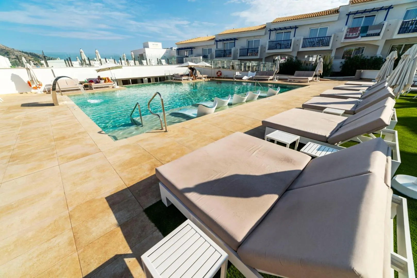 Swimming pool in Parque Nereida Suites Hotel