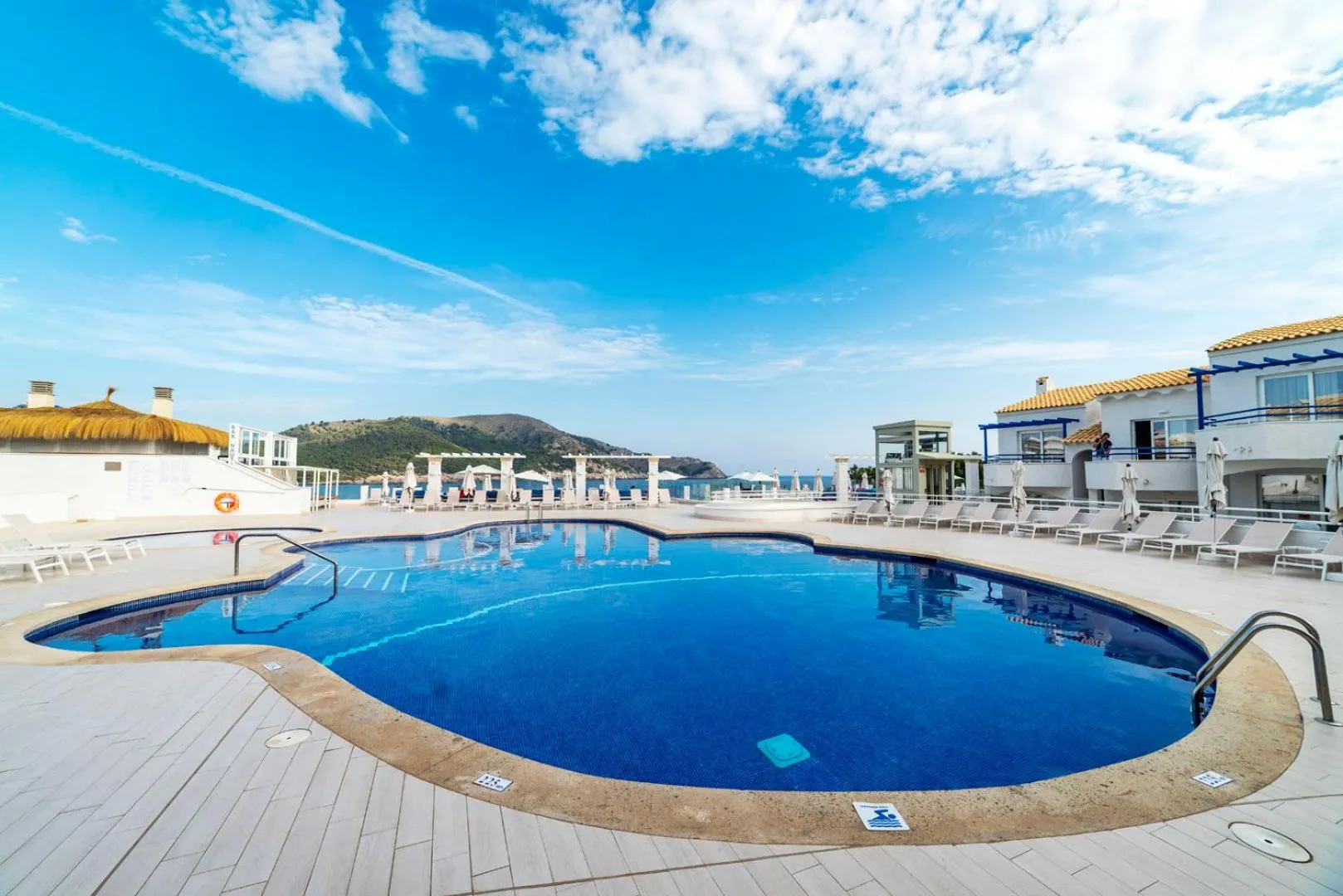 Pool view in Parque Nereida Suites Hotel