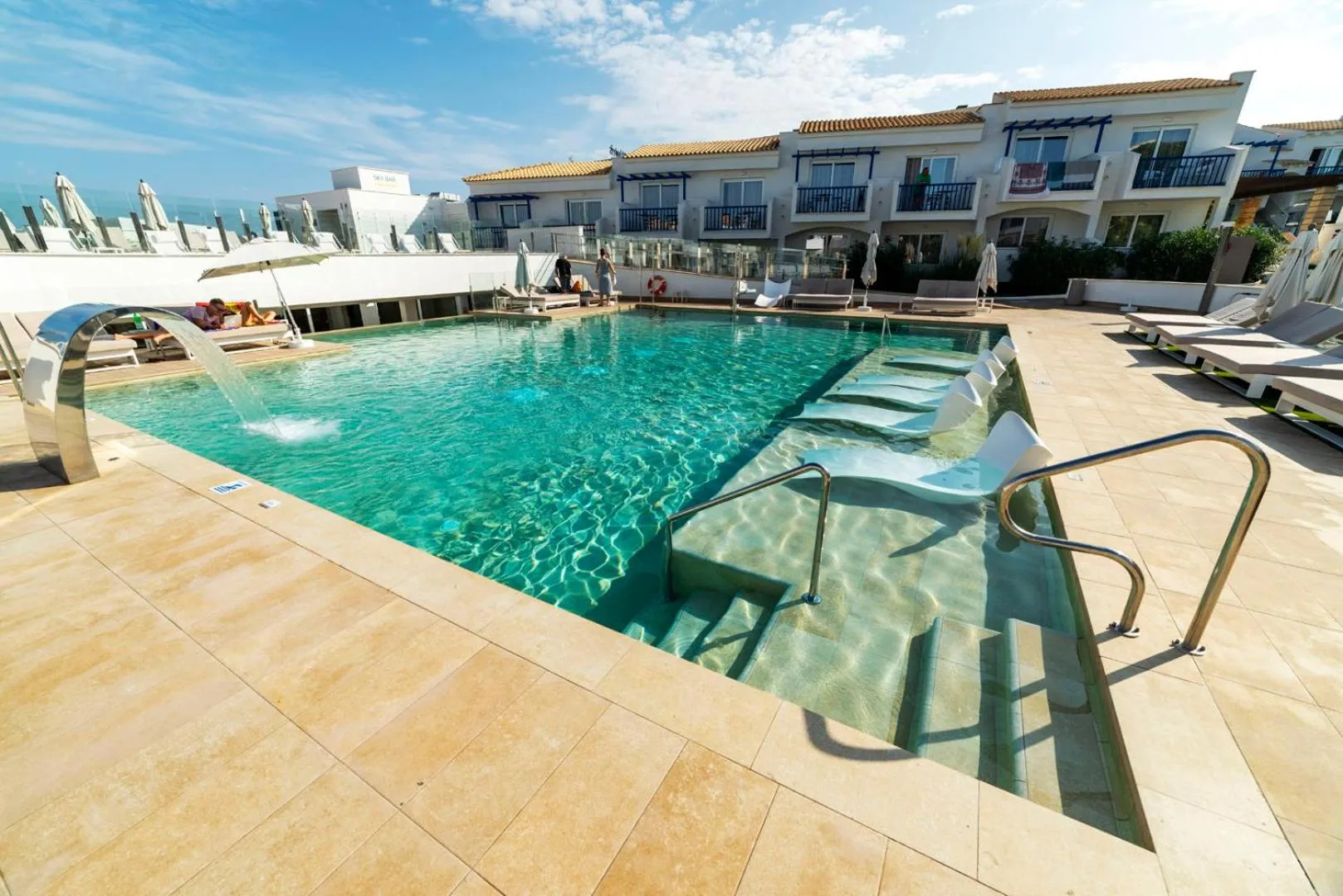 Swimming pool in Parque Nereida Suites Hotel