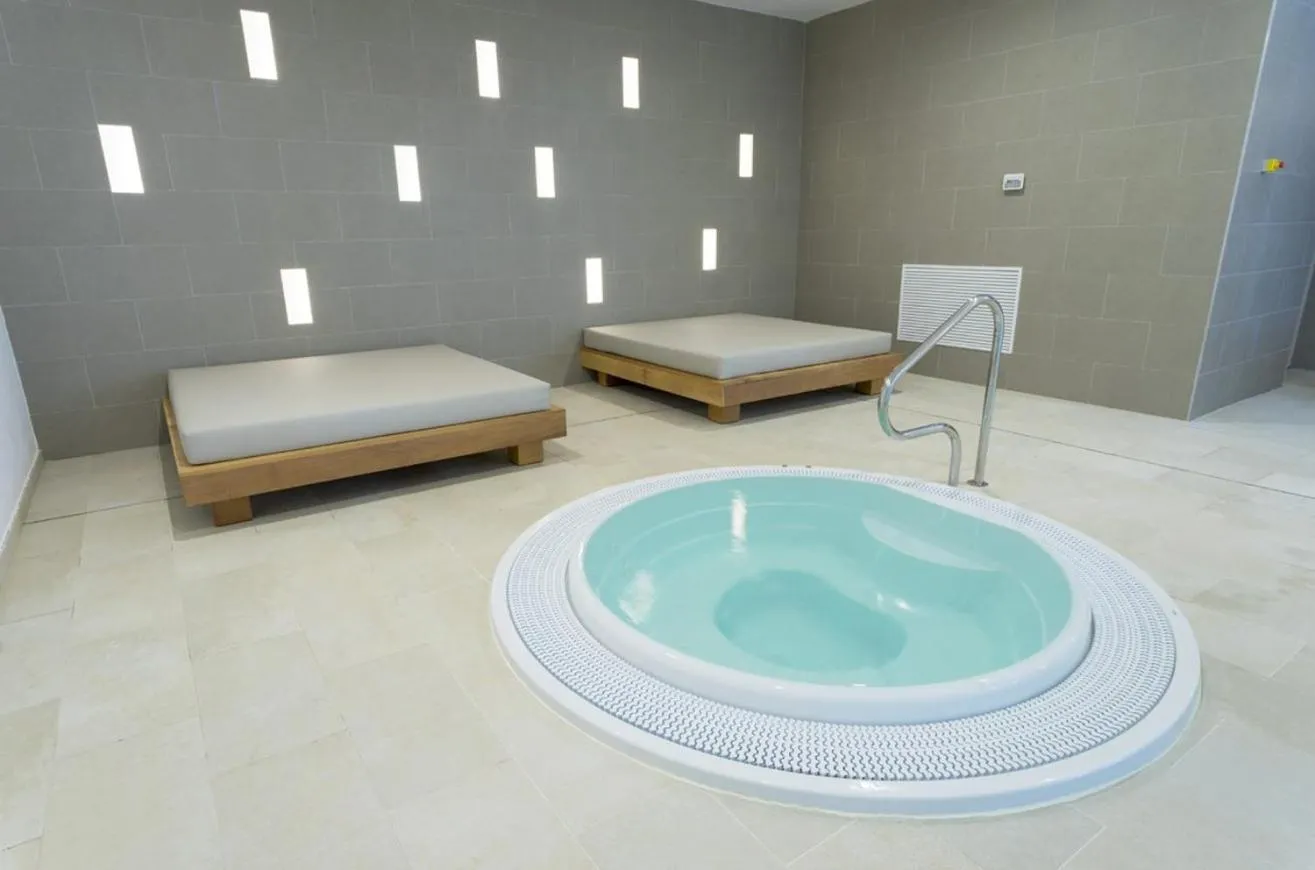 Spa and wellness centre/facilities, Bed in Parque Nereida Suites Hotel