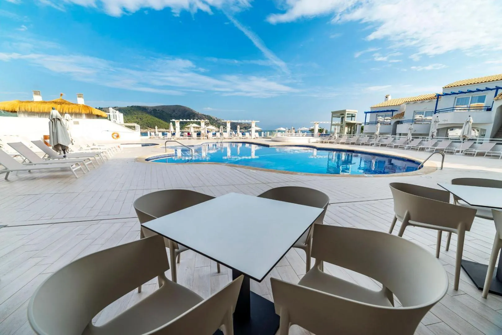 Swimming pool in Parque Nereida Suites Hotel