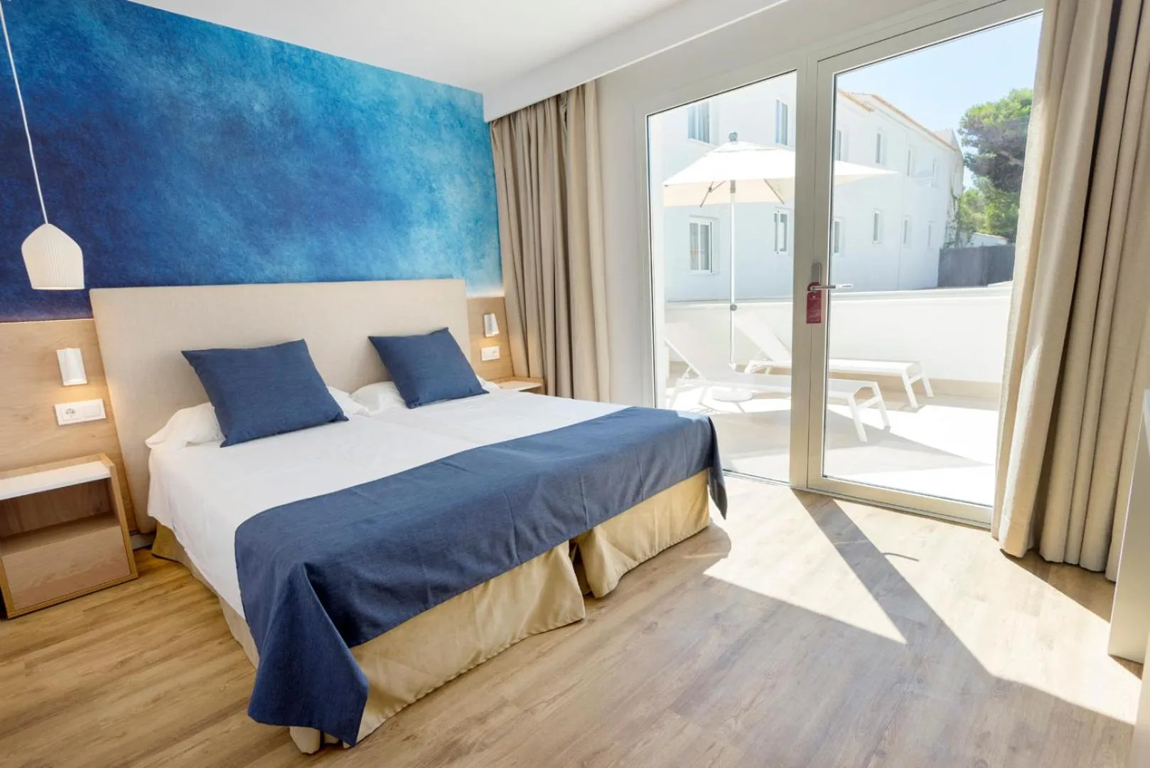 Bed in Parque Nereida Suites Hotel