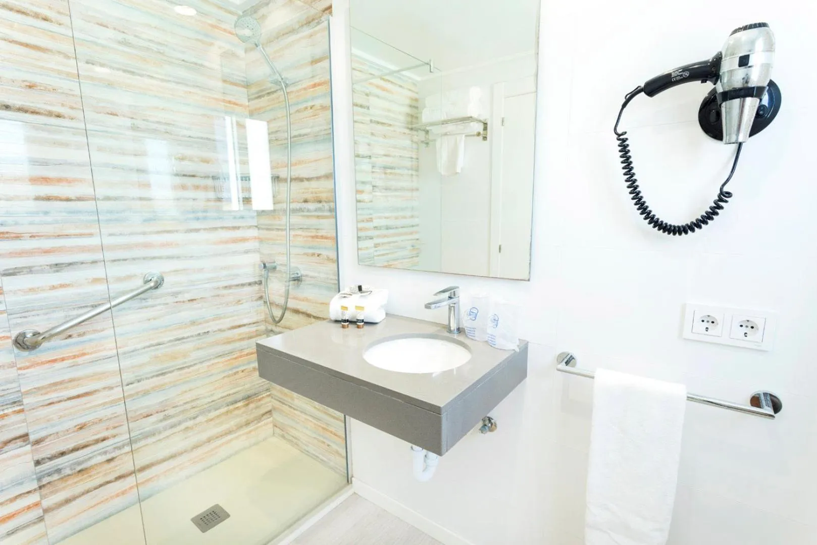 Bathroom in Parque Nereida Suites Hotel