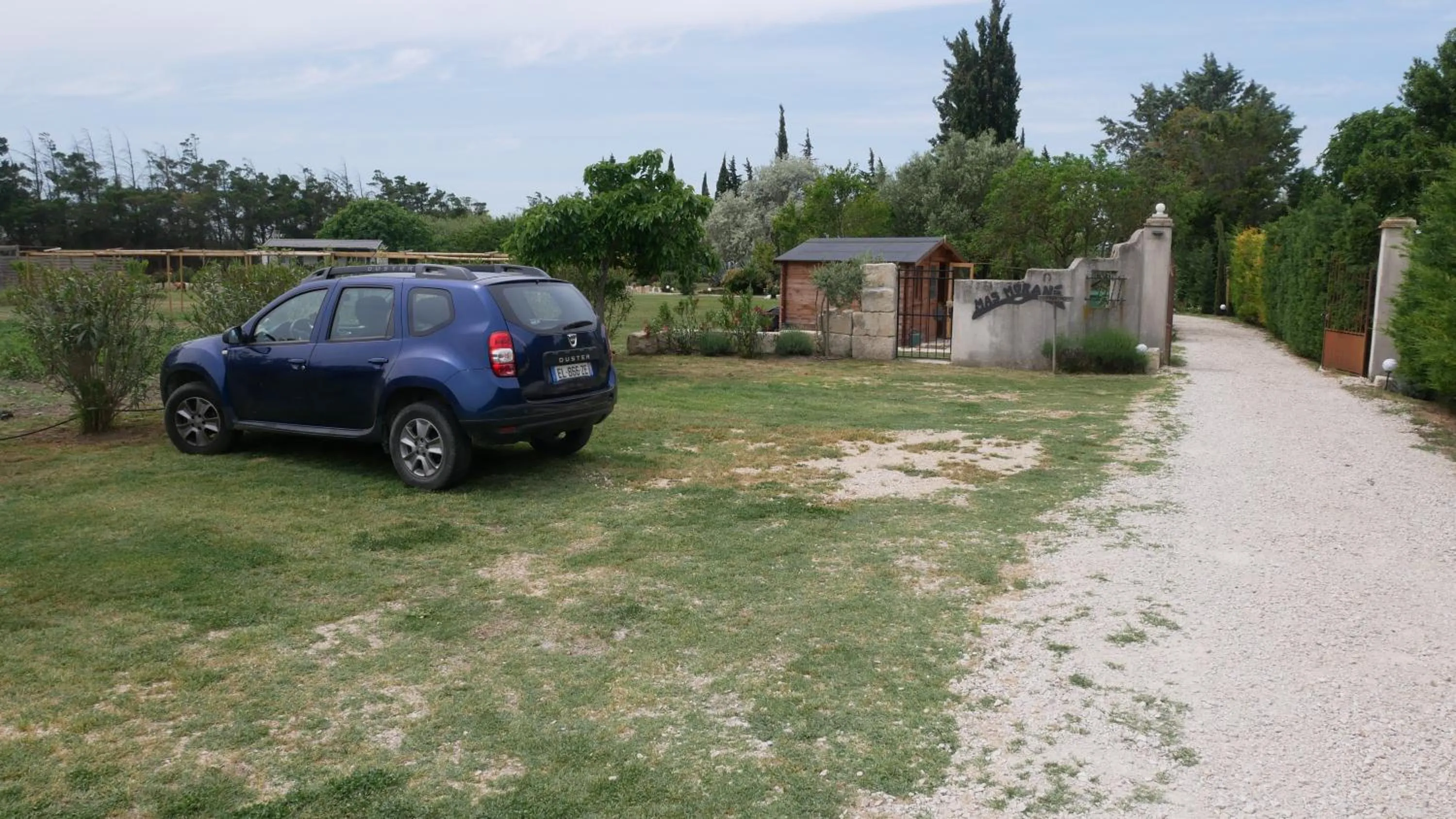 Parking in MAS MAURANE-Le Platane avec SPA privé aux portes d'ARLES