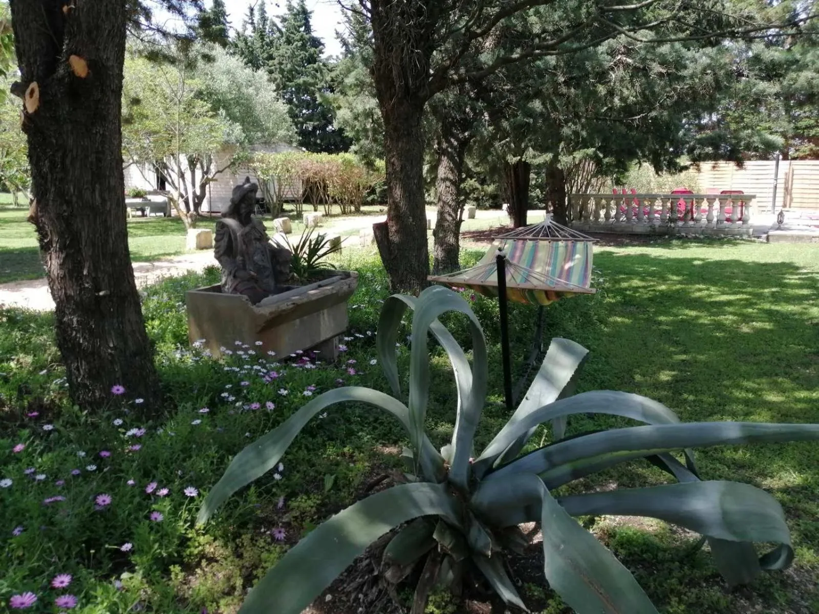 Garden in MAS MAURANE-Le Platane avec SPA privé aux portes d'ARLES