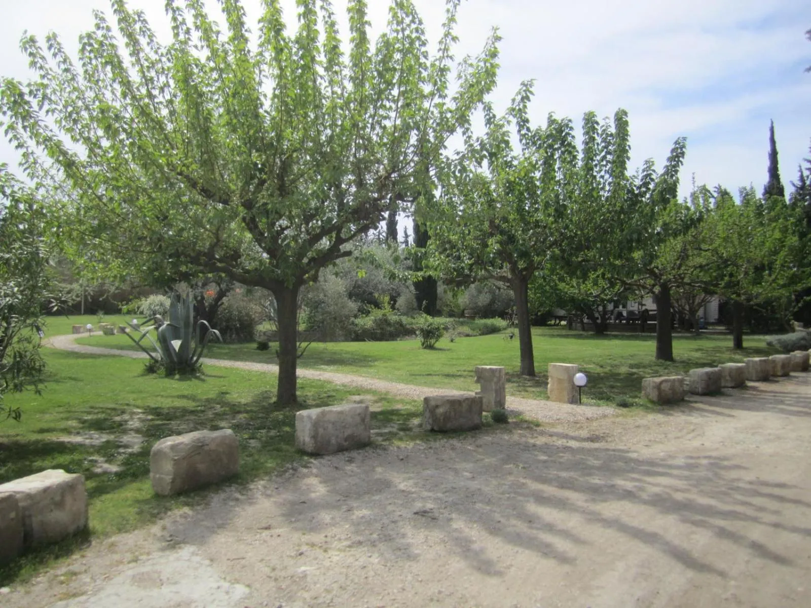 Garden in MAS MAURANE-Le Platane avec SPA privé aux portes d'ARLES