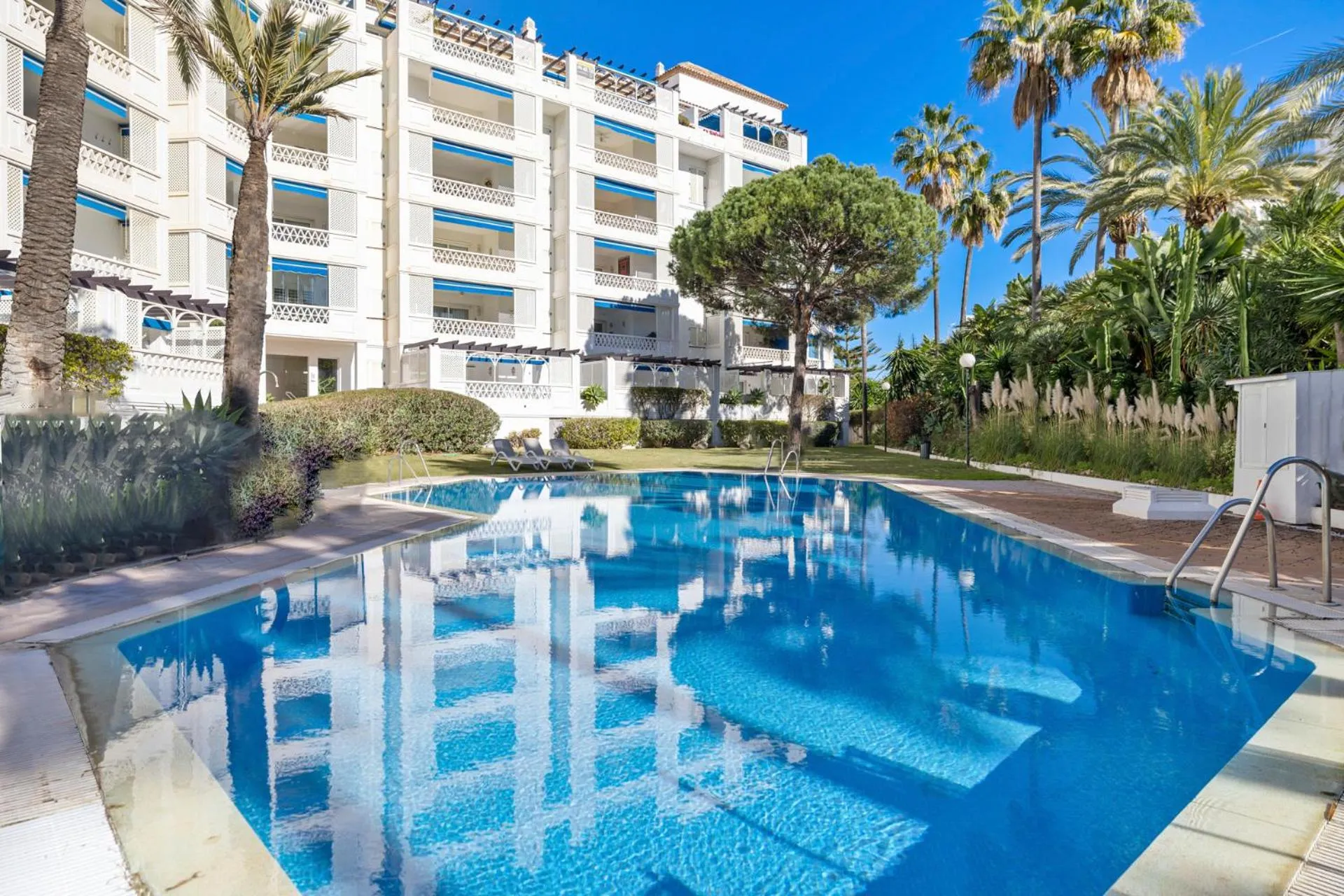 Property building in Apartamento de 2 dormitorios en Las Gaviotas - Puerto Banús