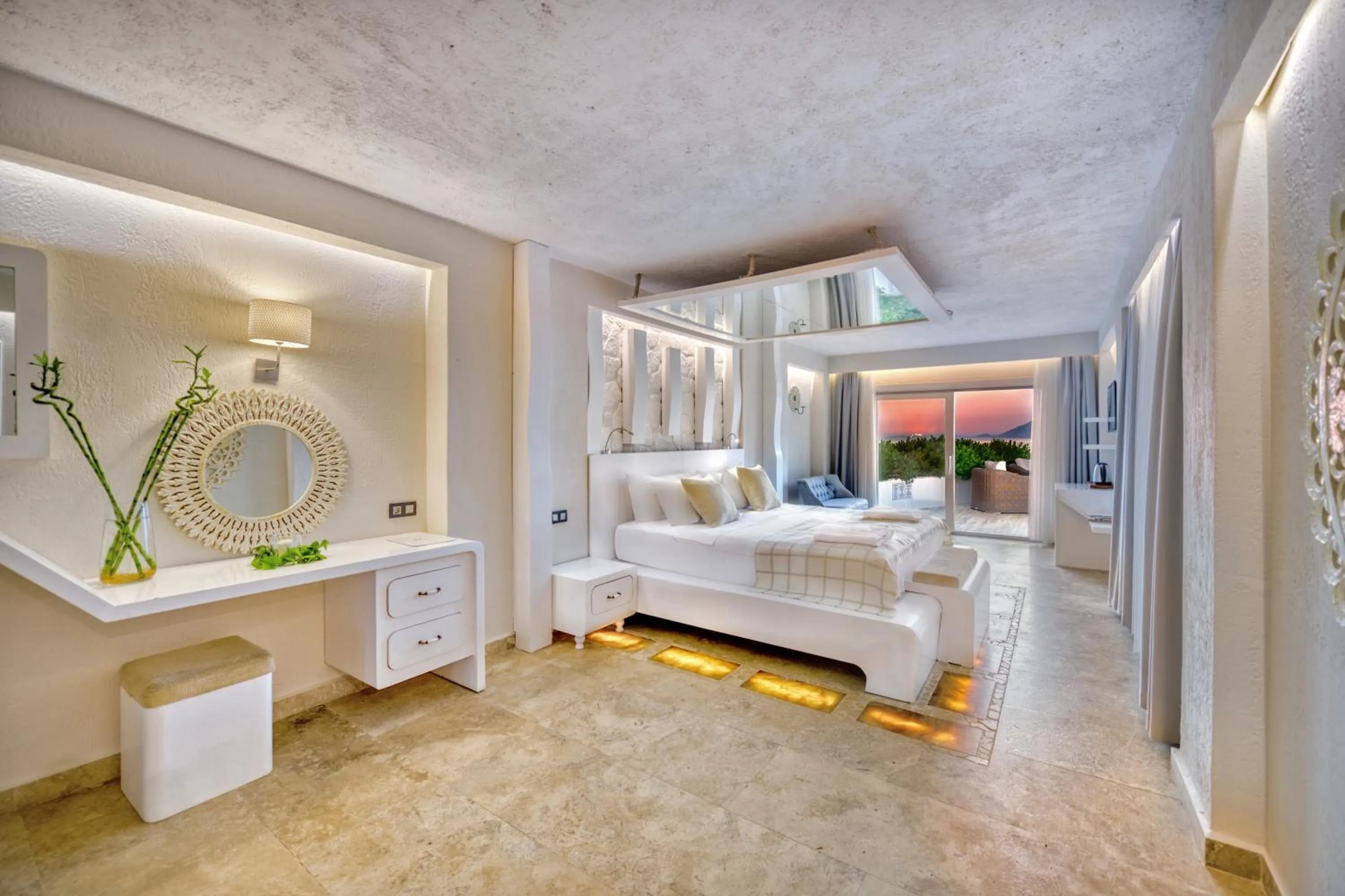 Photo of the whole room, Bed in Peninsula Gardens Hotel