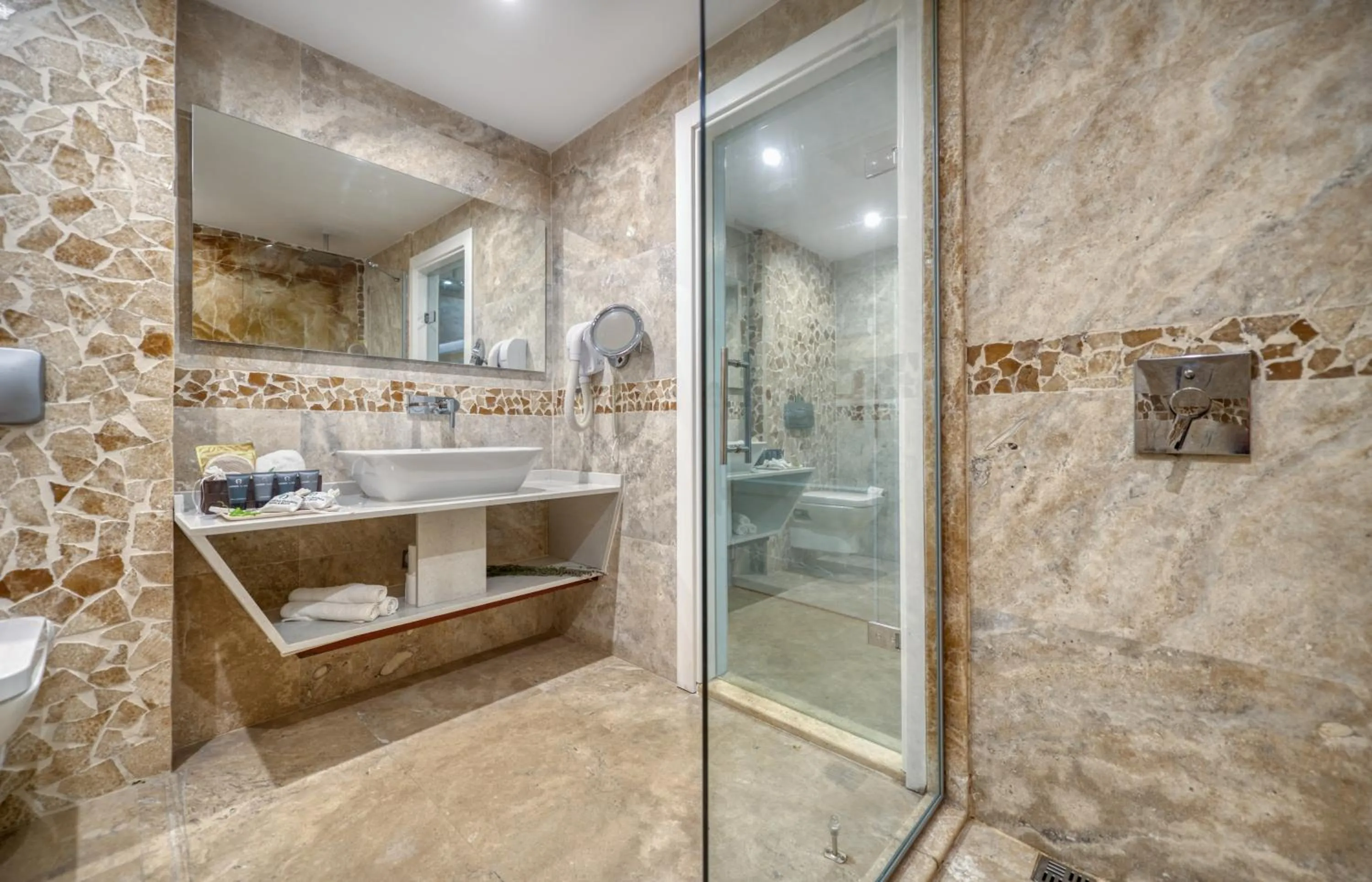 Bathroom in Peninsula Gardens Hotel