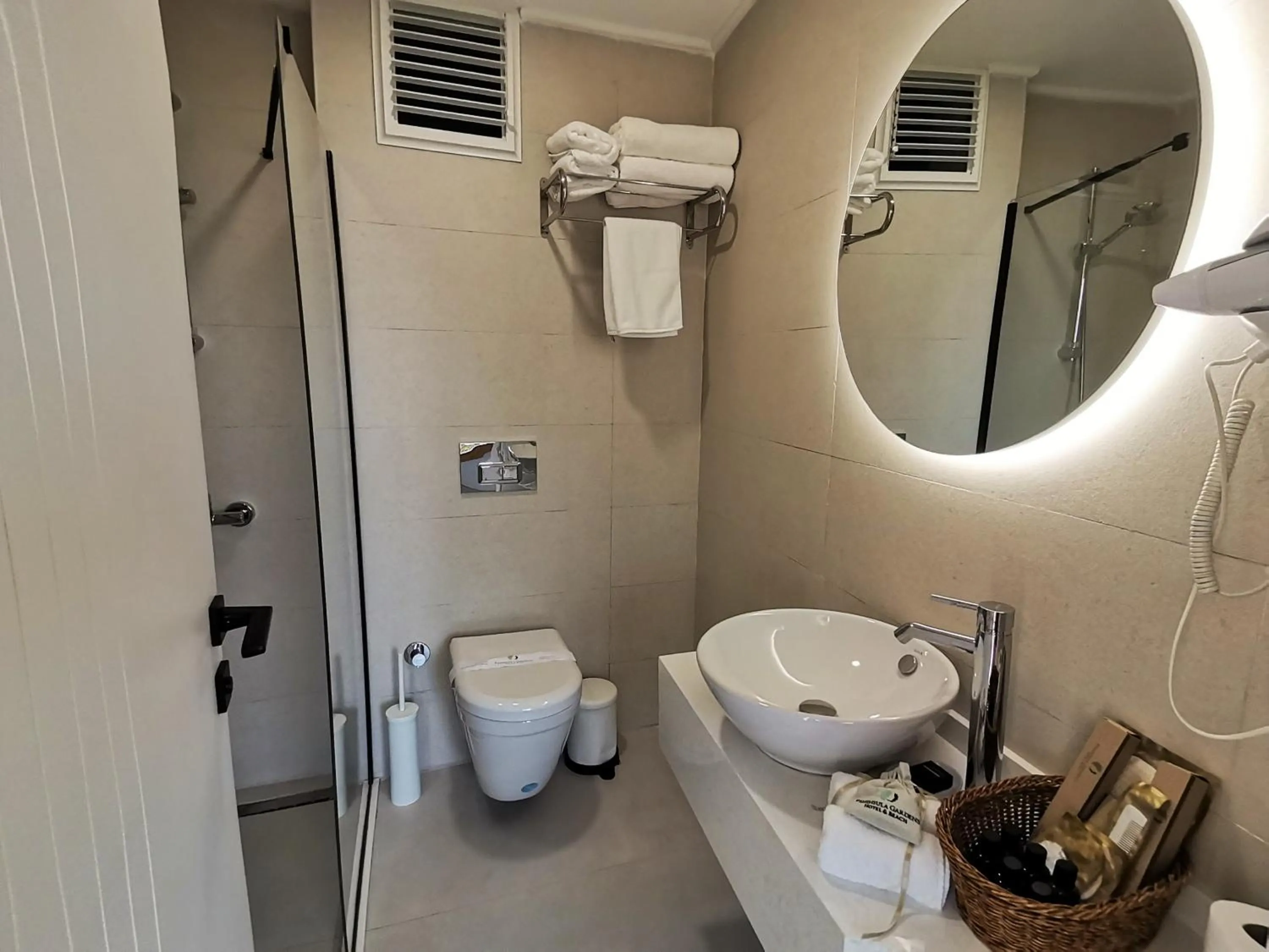 Bathroom in Peninsula Gardens Hotel