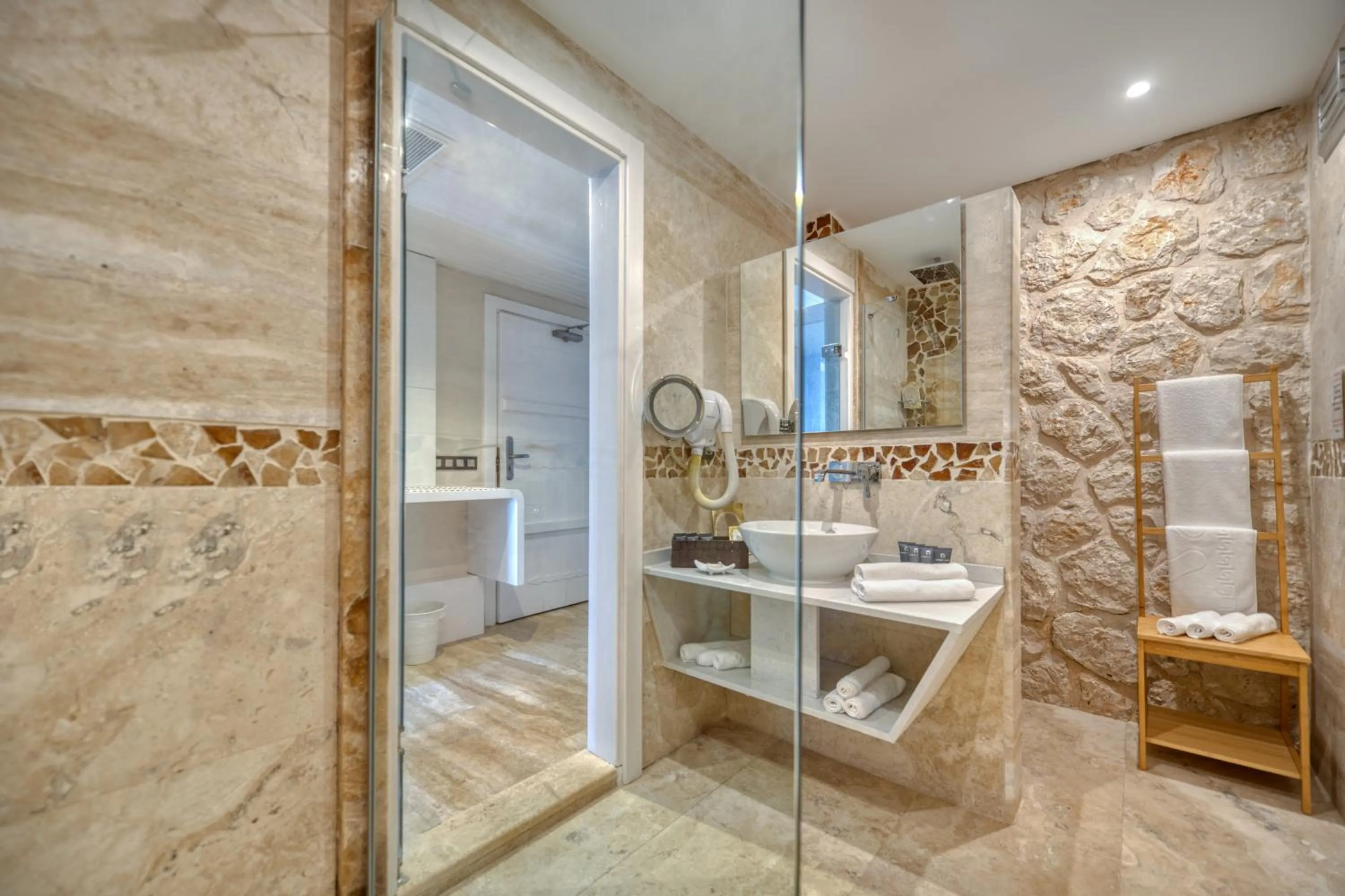 Bathroom in Peninsula Gardens Hotel