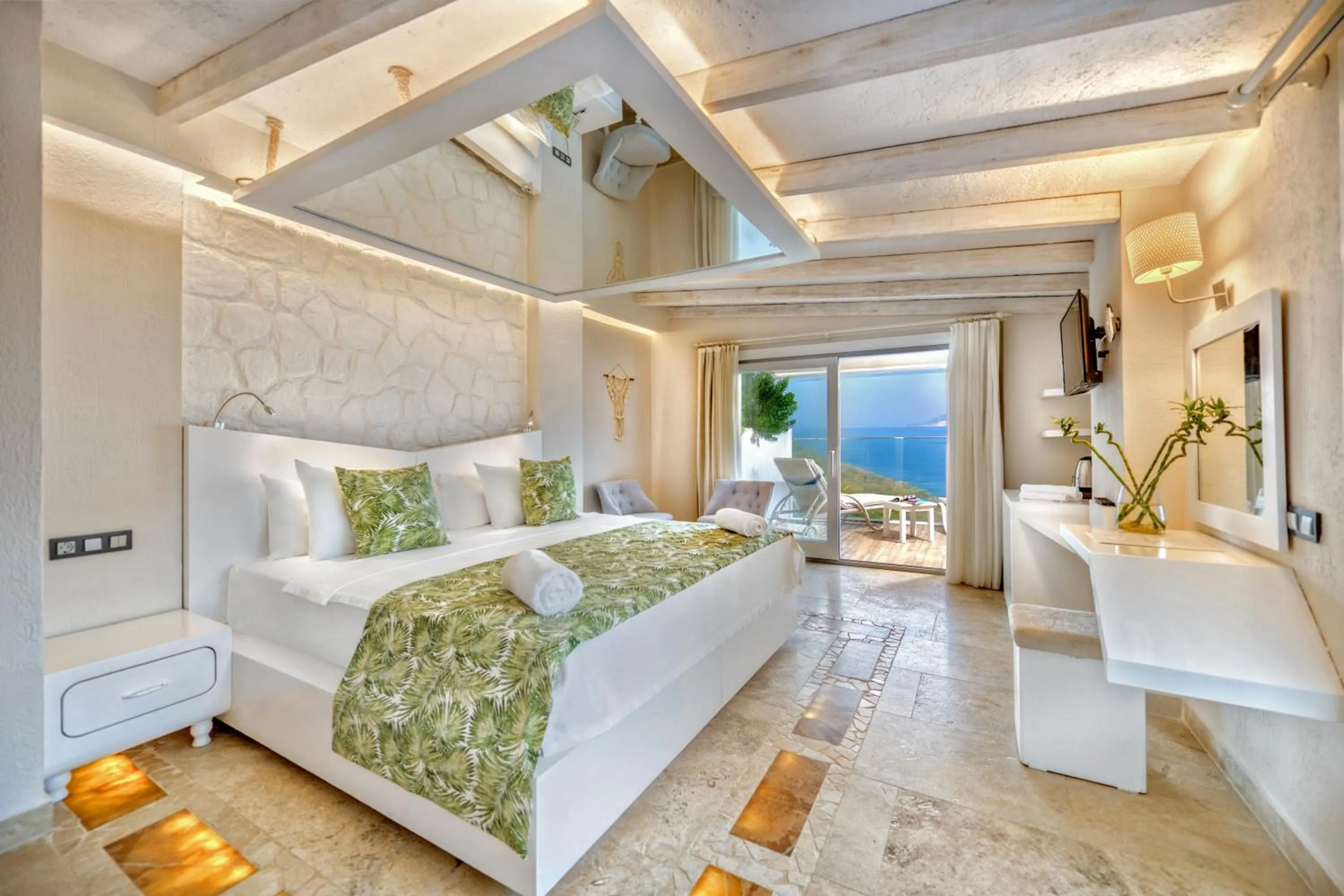 Photo of the whole room, Bed in Peninsula Gardens Hotel