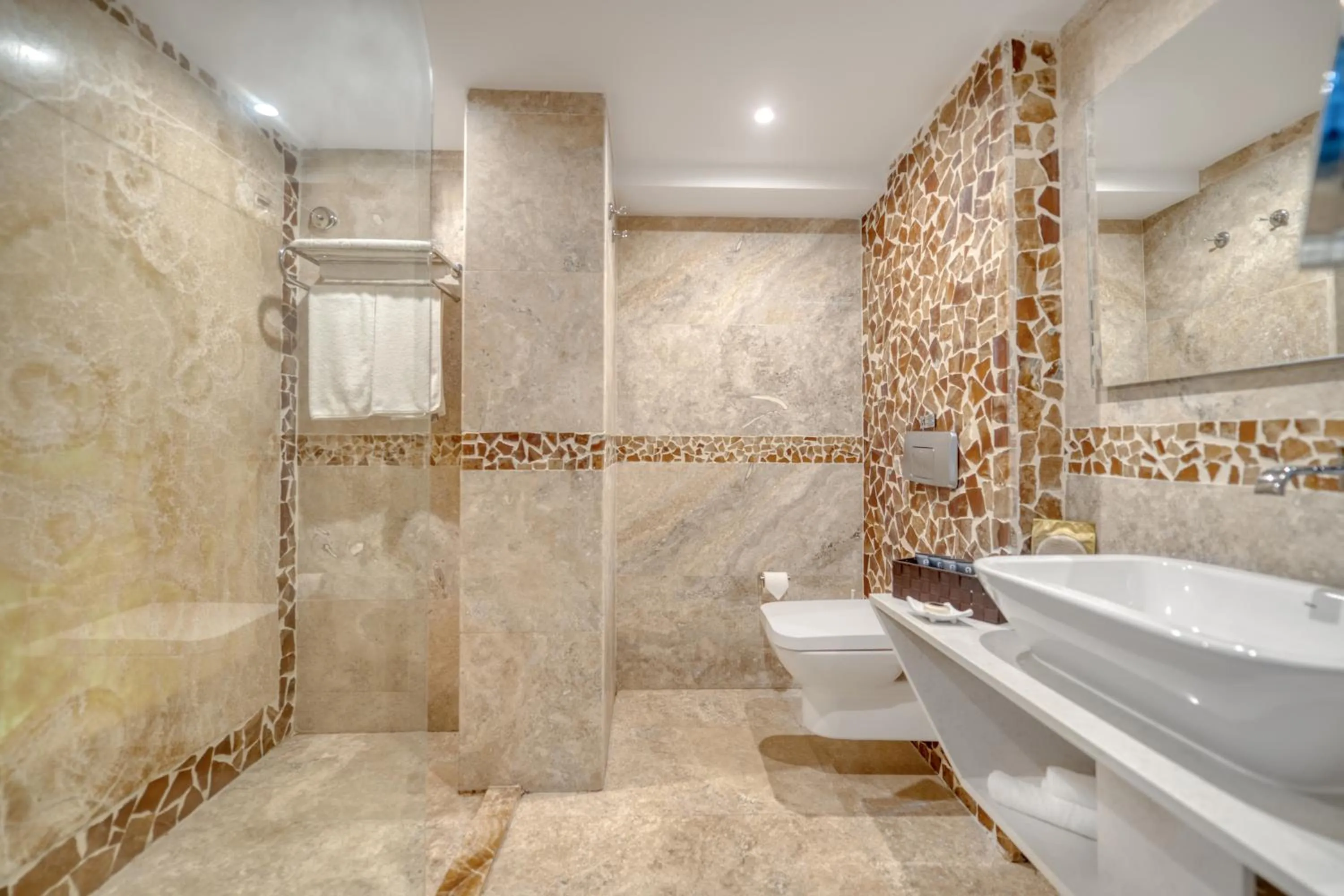 Bathroom in Peninsula Gardens Hotel