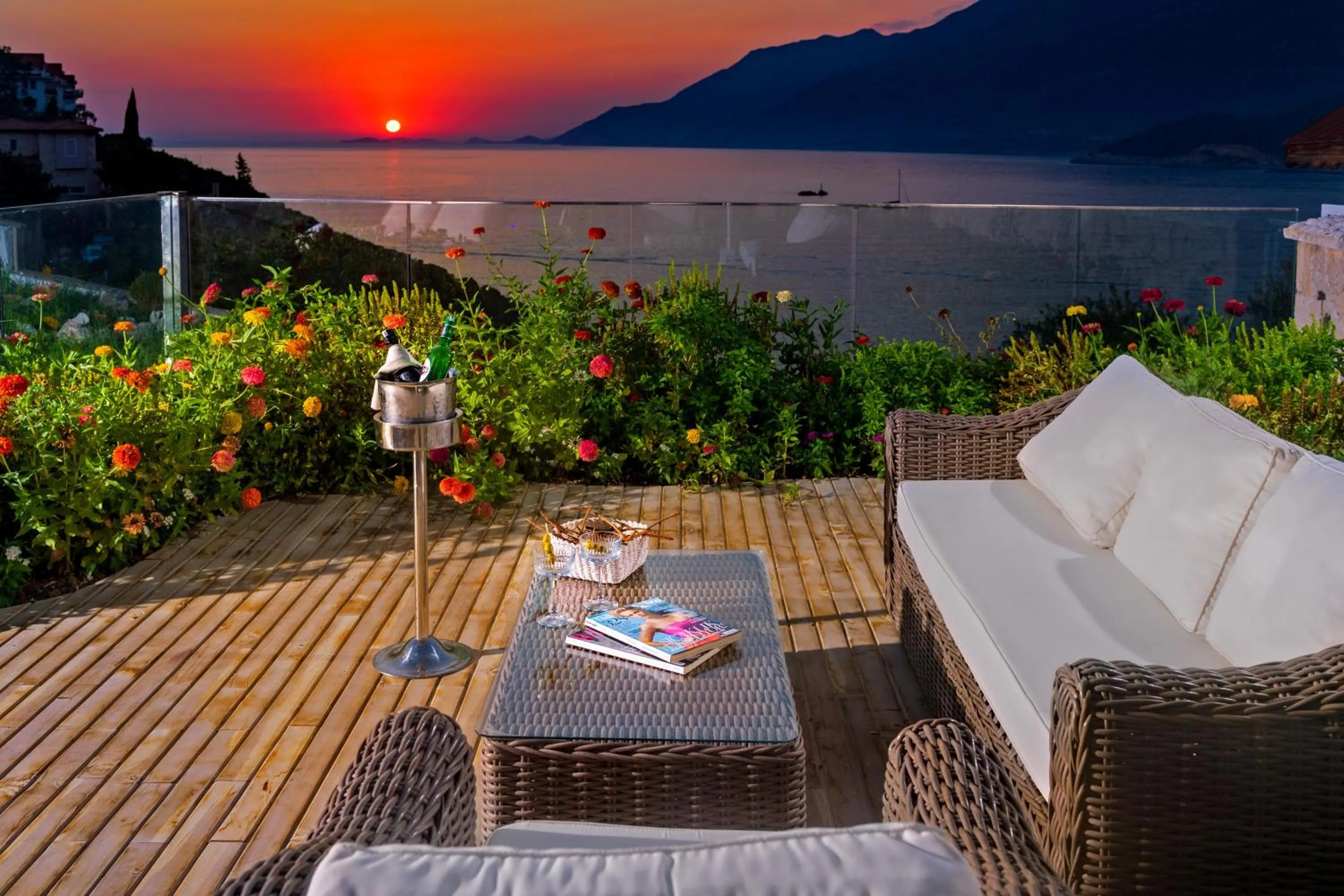 Patio in Peninsula Gardens Hotel