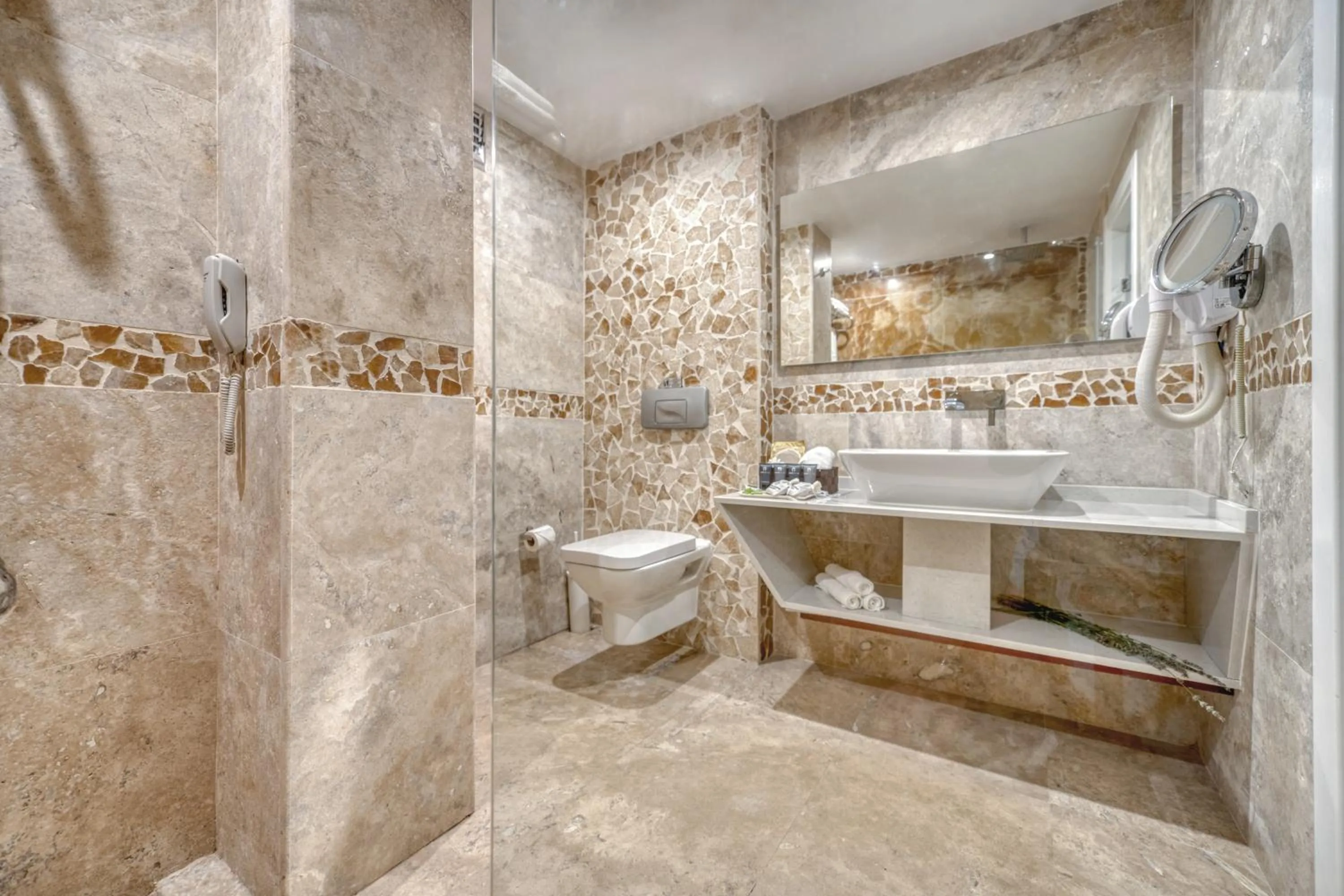 Bathroom in Peninsula Gardens Hotel