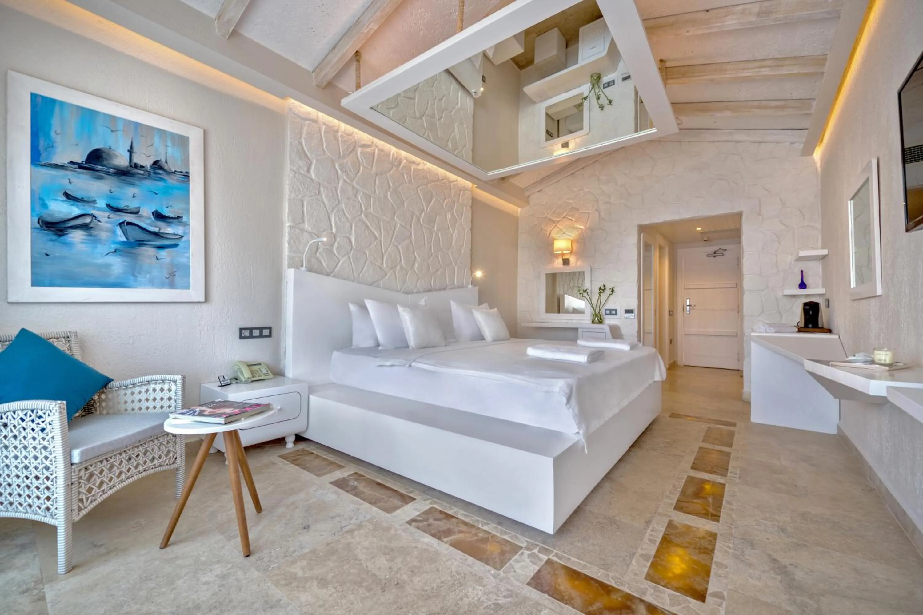 Photo of the whole room, Bed in Peninsula Gardens Hotel