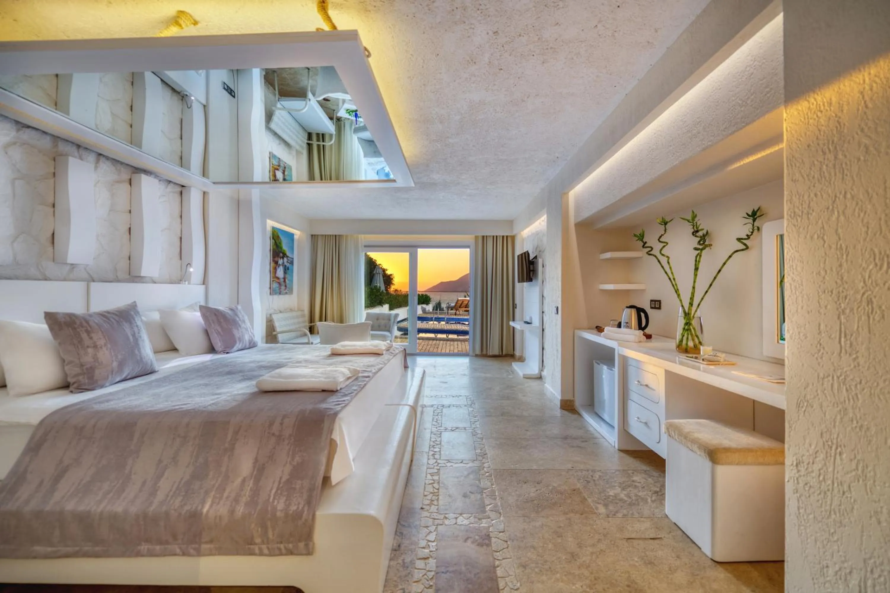 Photo of the whole room, Bed in Peninsula Gardens Hotel