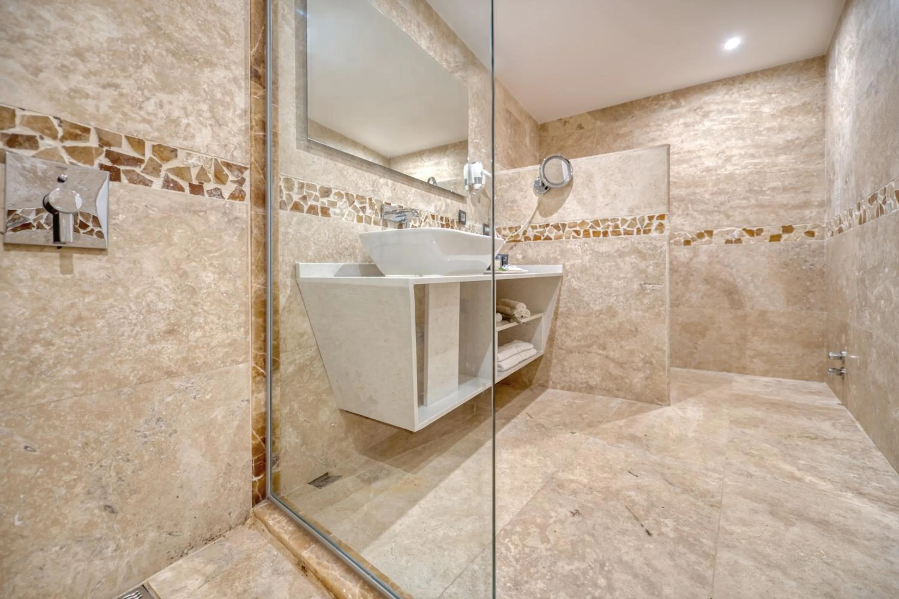 Bathroom in Peninsula Gardens Hotel