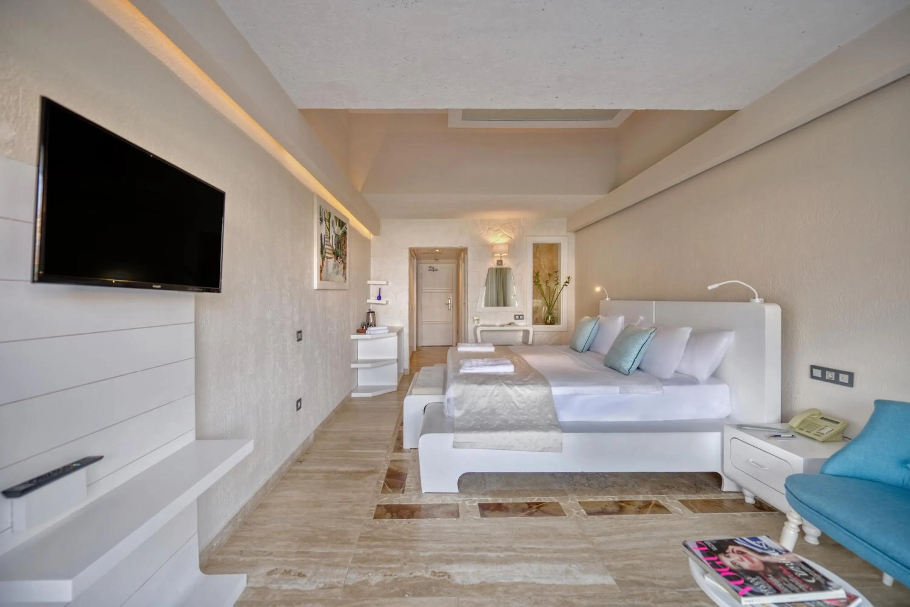 Photo of the whole room, Bed in Peninsula Gardens Hotel