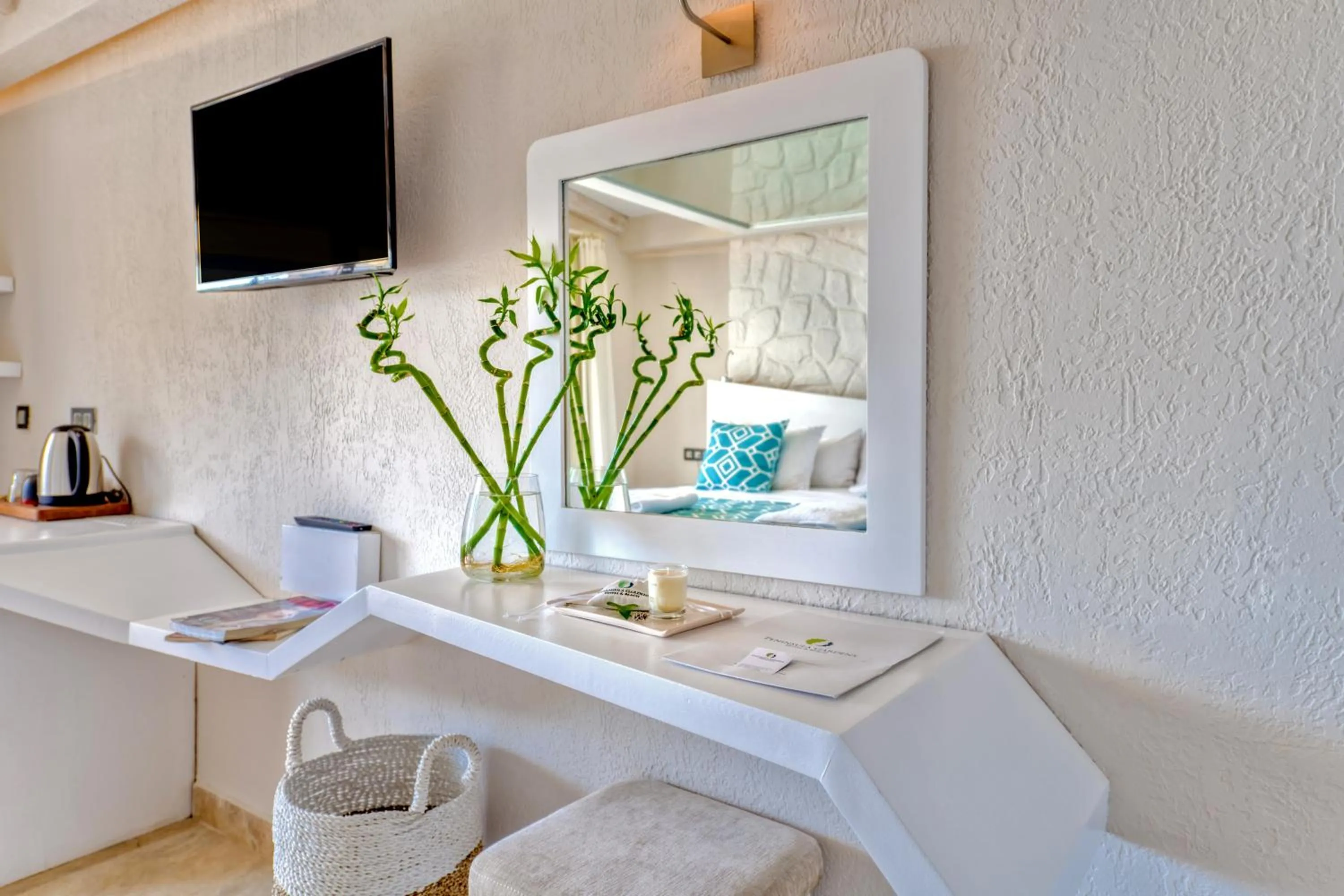 TV and multimedia, Bed in Peninsula Gardens Hotel