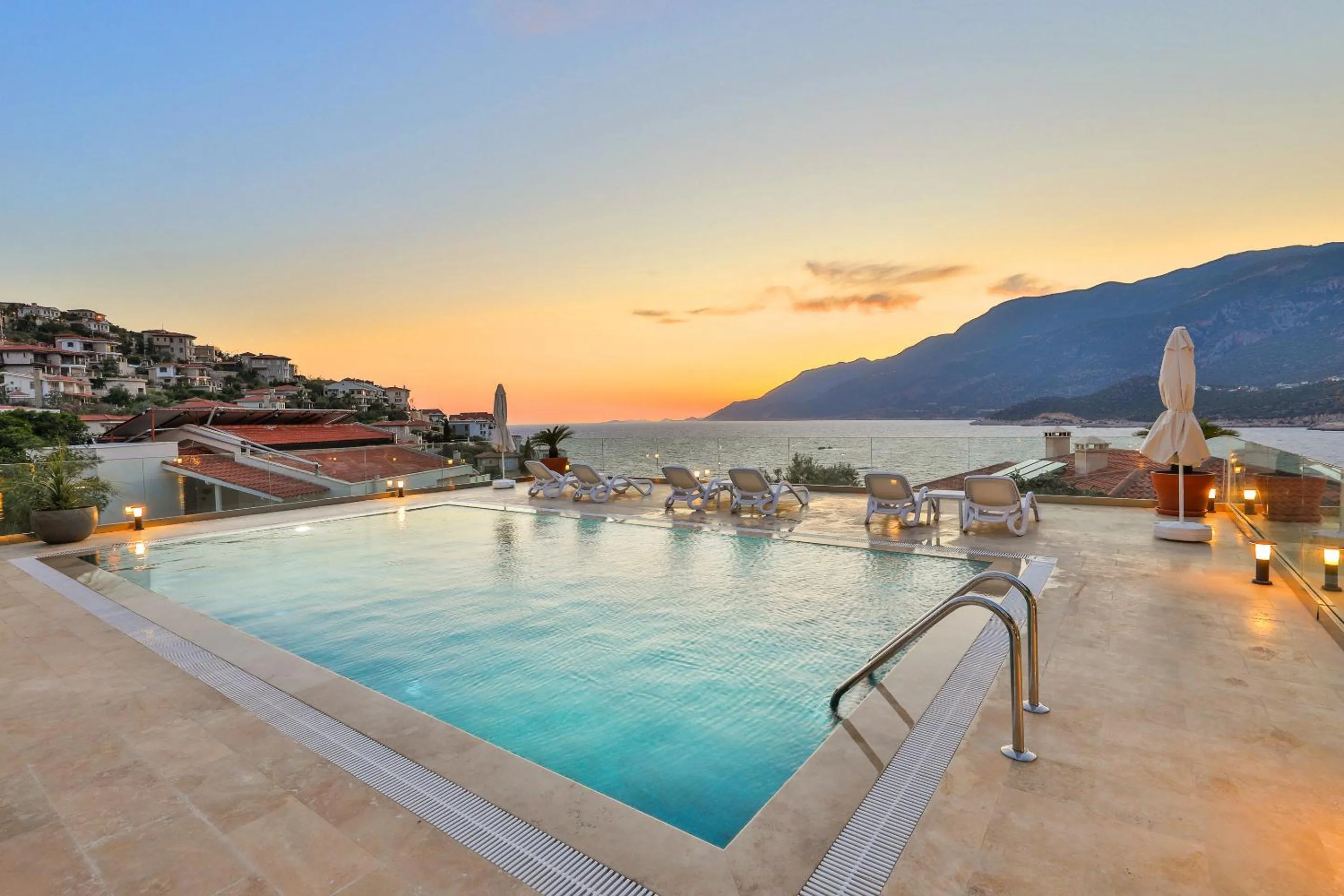 Swimming pool in Peninsula Gardens Hotel