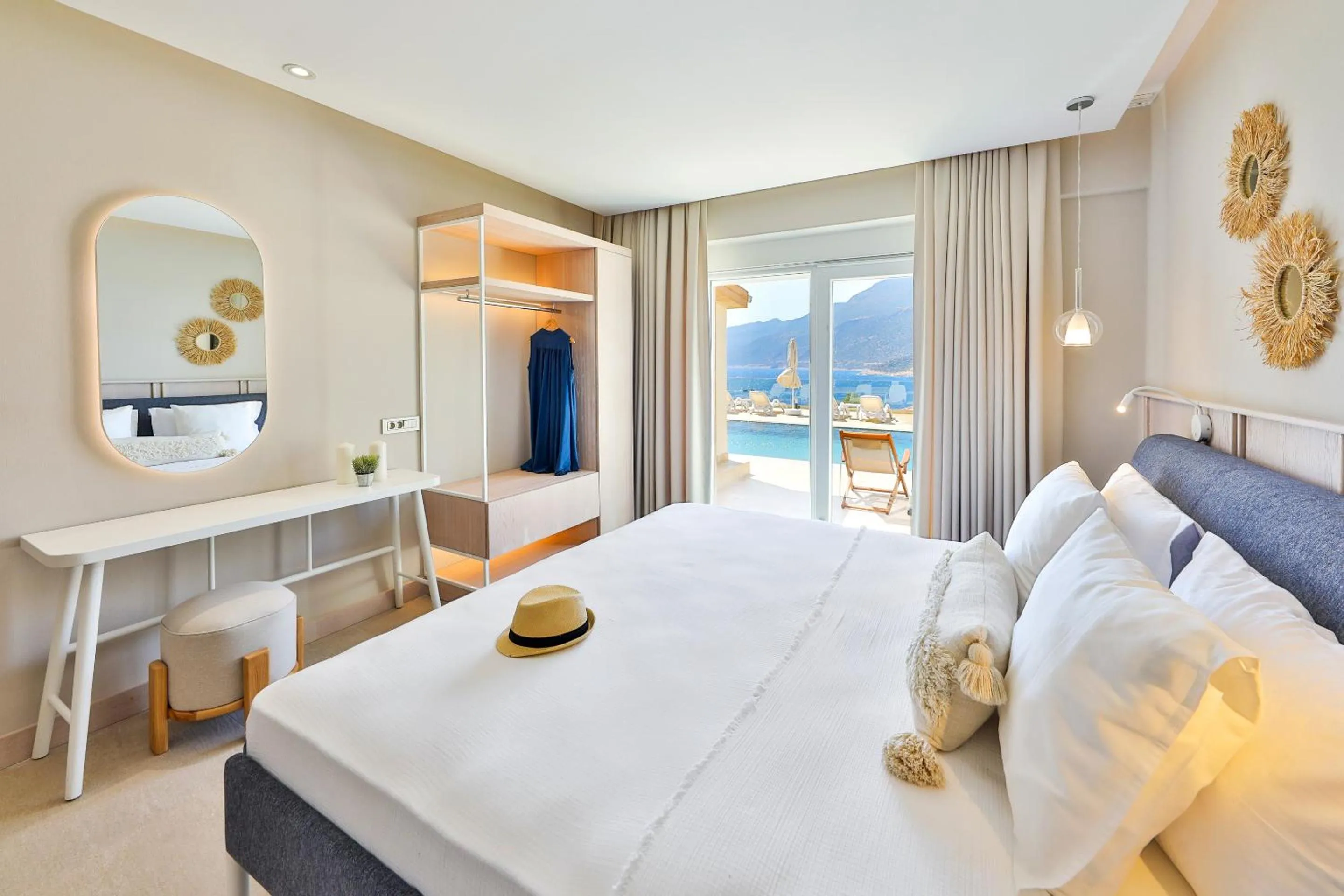 Photo of the whole room, Bed in Peninsula Gardens Hotel