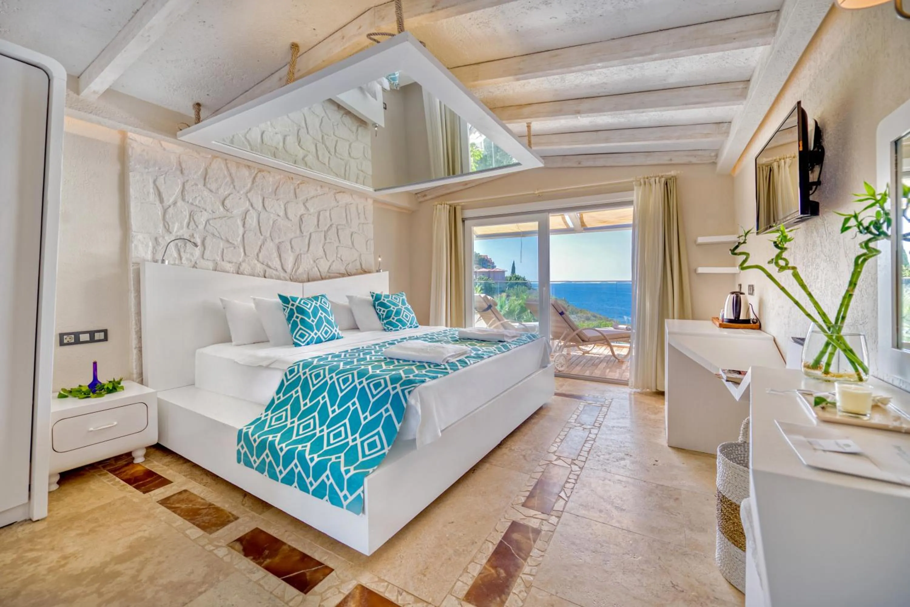 Photo of the whole room, Bed in Peninsula Gardens Hotel