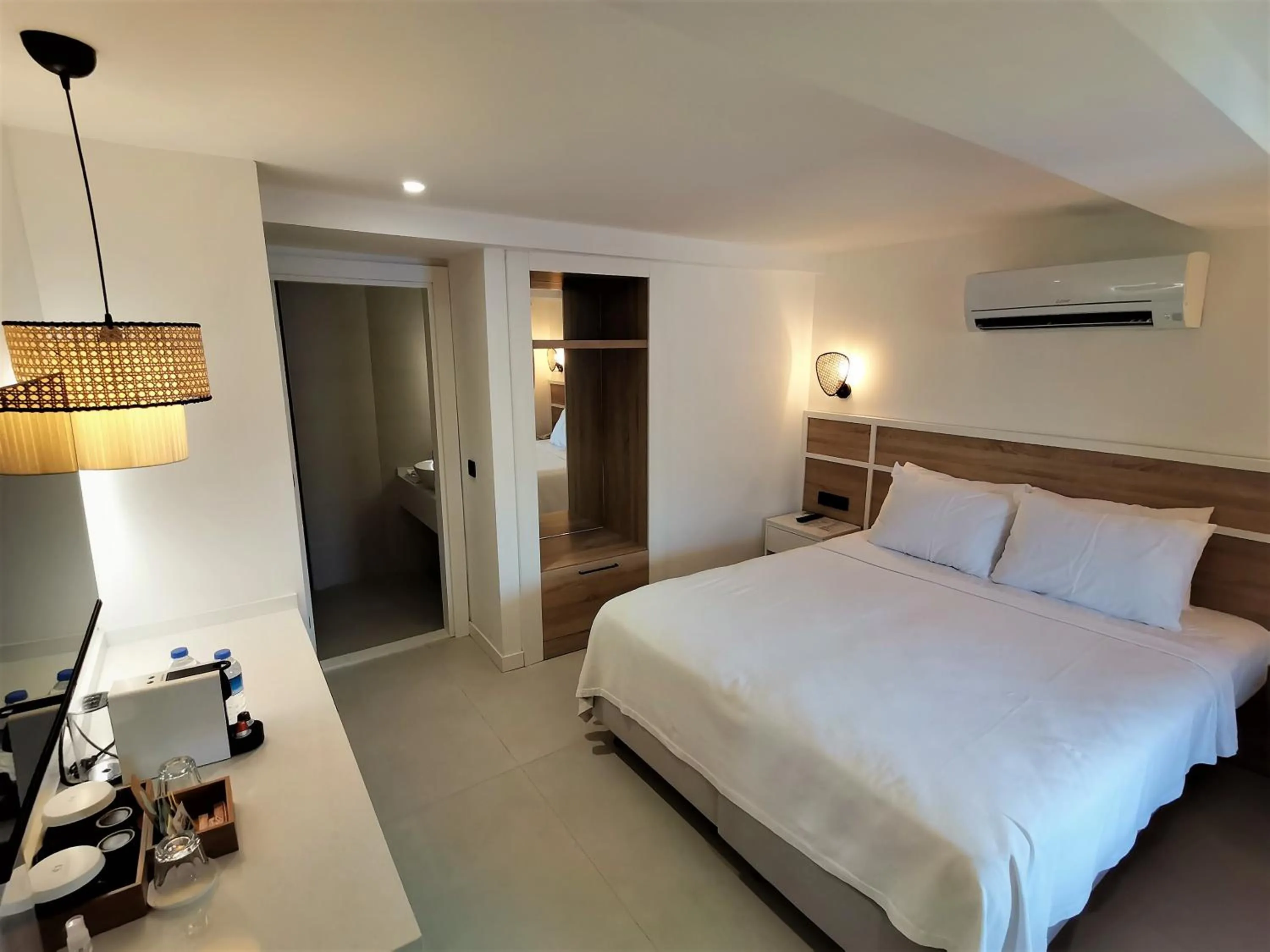 Bedroom, Bed in Peninsula Gardens Hotel