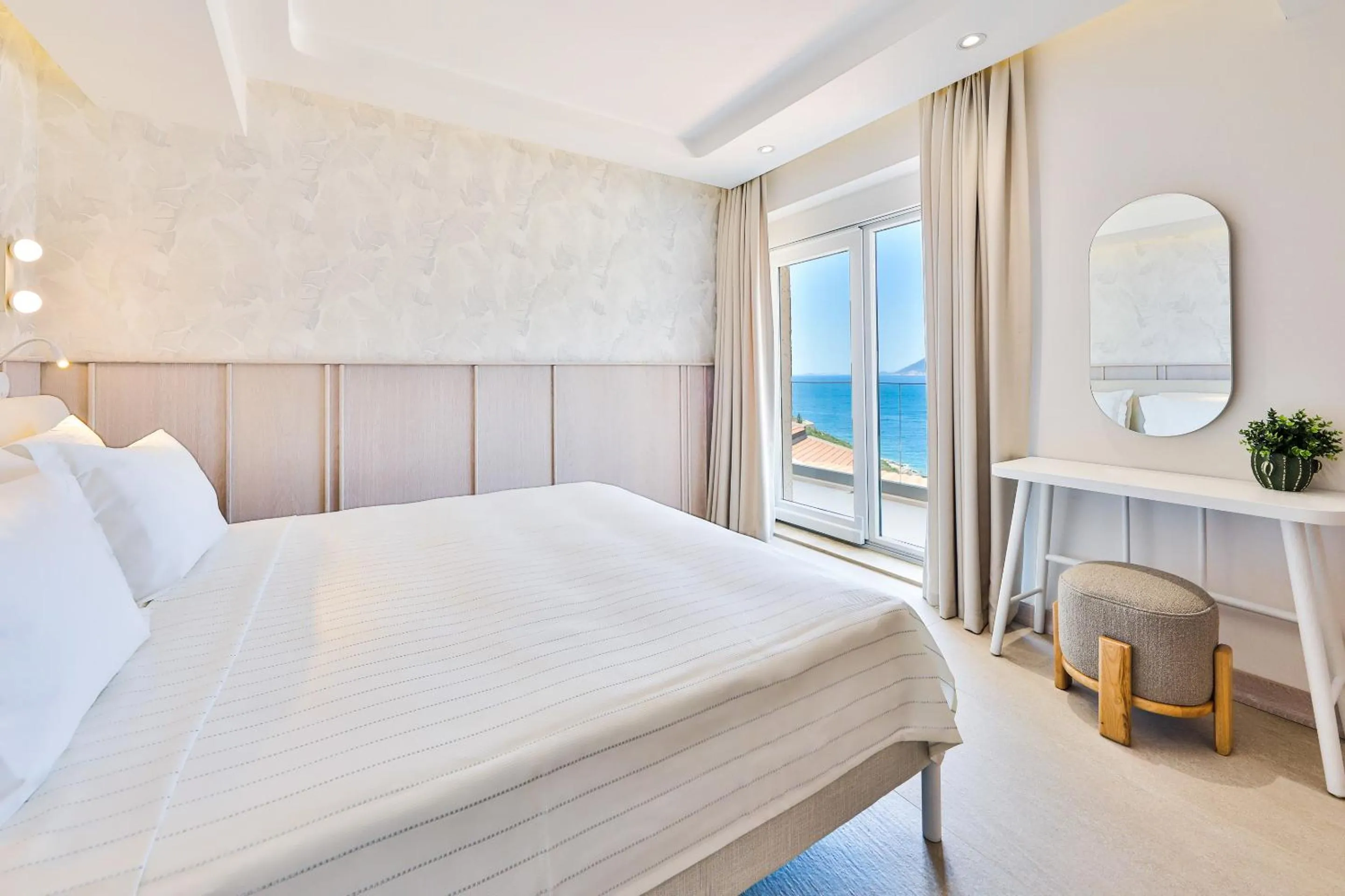 Bedroom, Bed in Peninsula Gardens Hotel