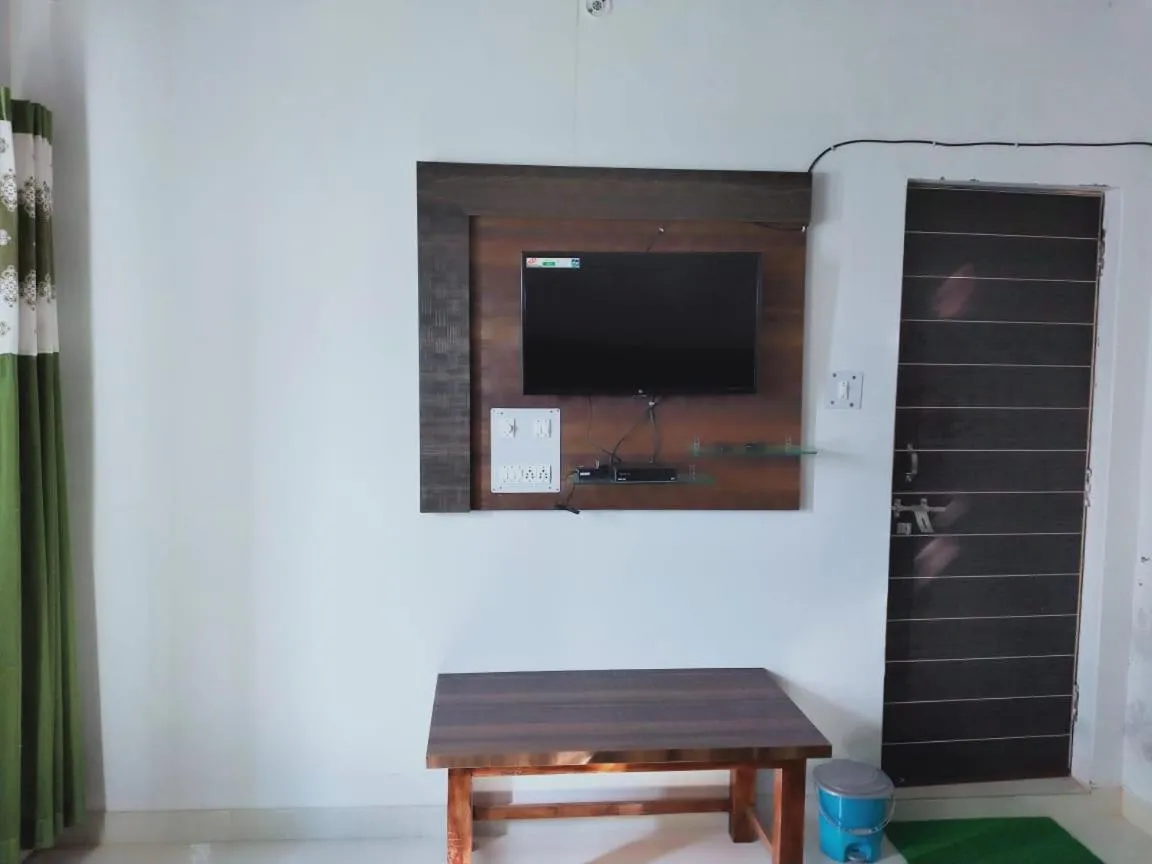 TV and multimedia in Pahadi Ghar Homestay