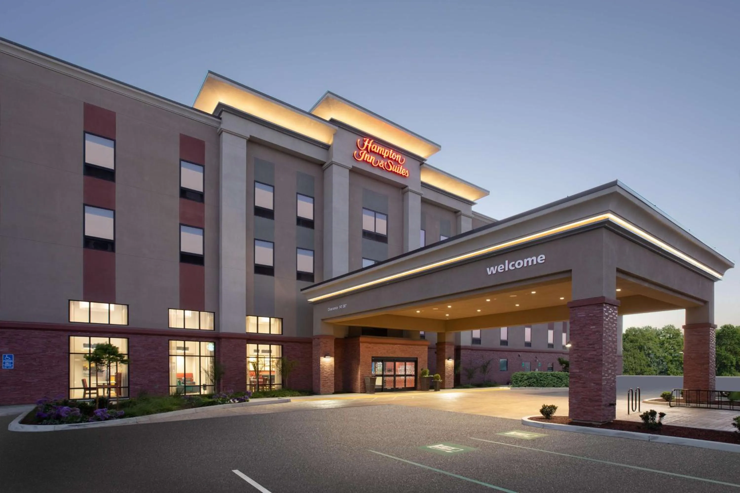 Property building in Hampton Inn & Suites Watsonville