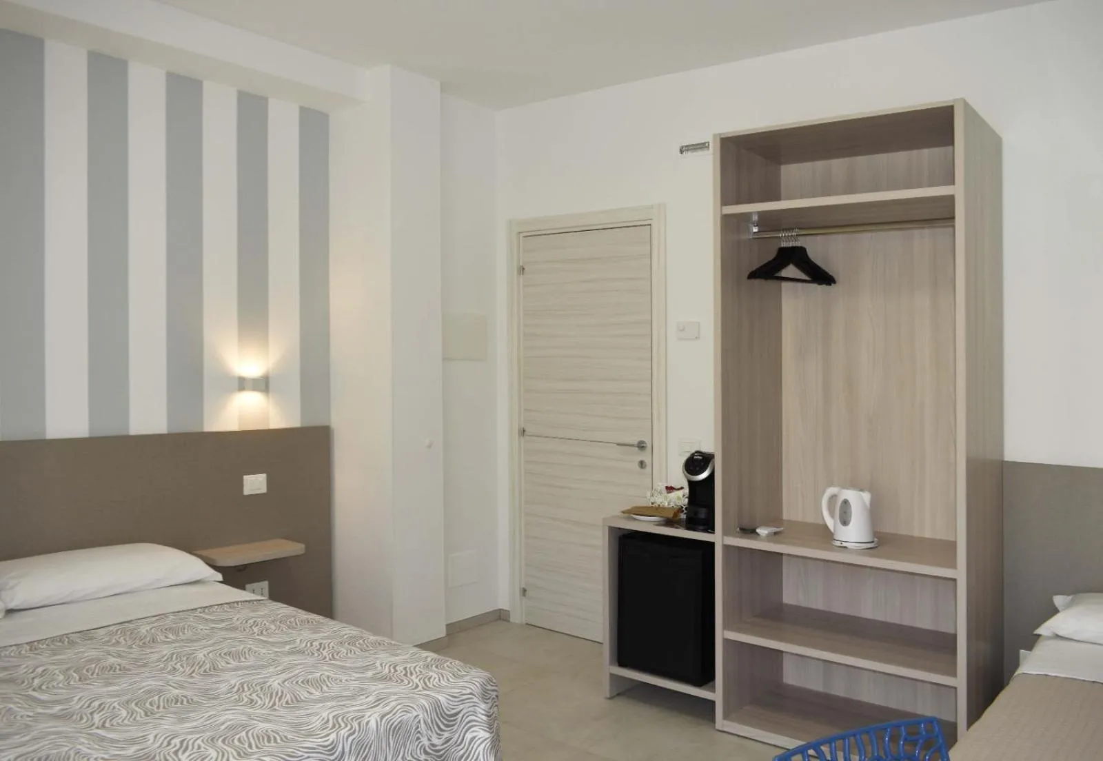 wardrobe, Bed in Nel Conero Affittacamere